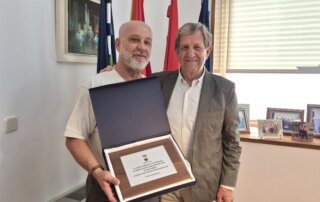 Entrega de placa conmemorativa al director del CEPA La Mesta.