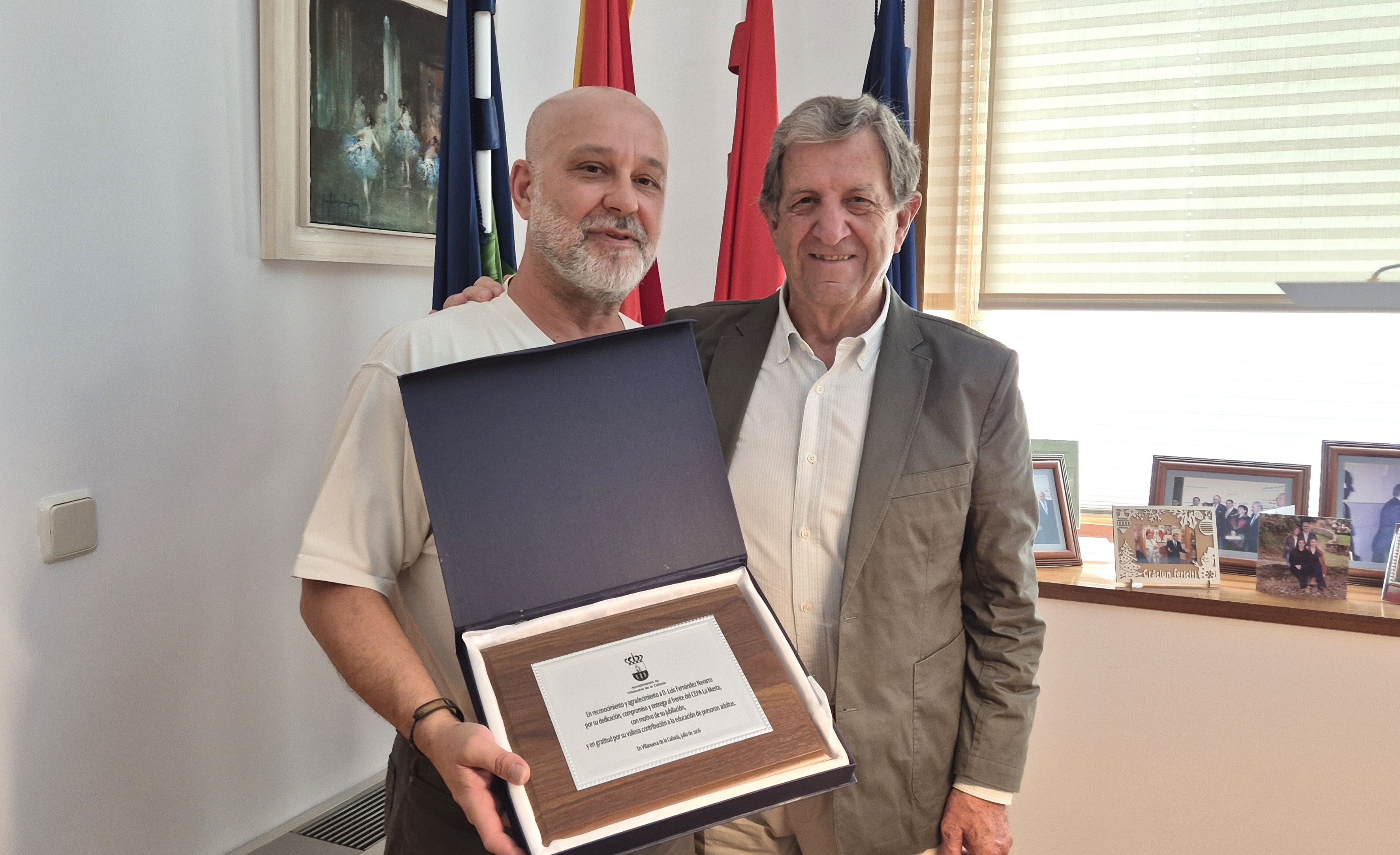 Entrega de placa conmemorativa al director del CEPA La Mesta.