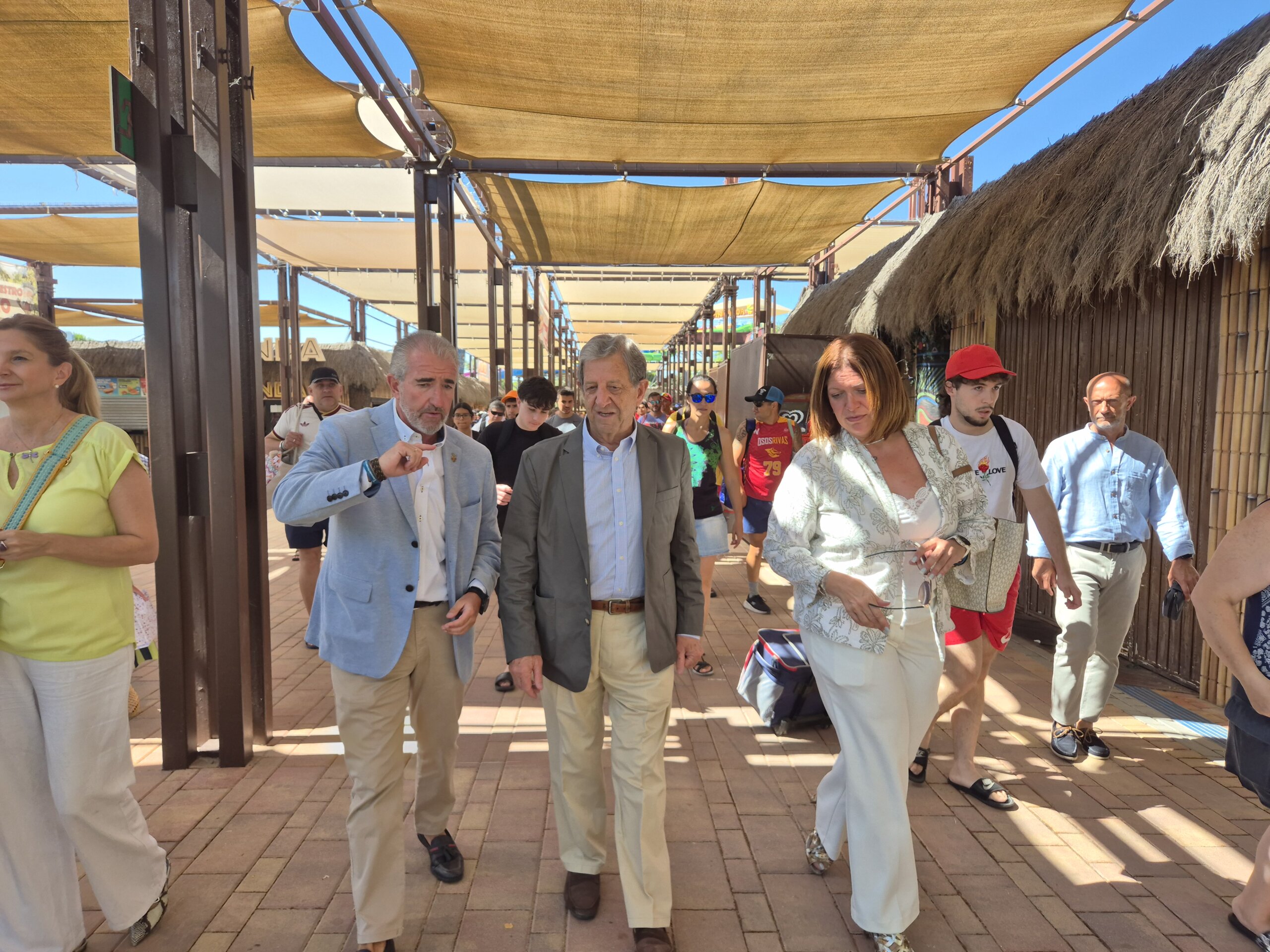 El alcalde, Luis Partida, junto a la presidenta de la Asociación Víctimas del Terrorismo (AVT), Lucía Ruiz, y su consejero Miguel Folguera.