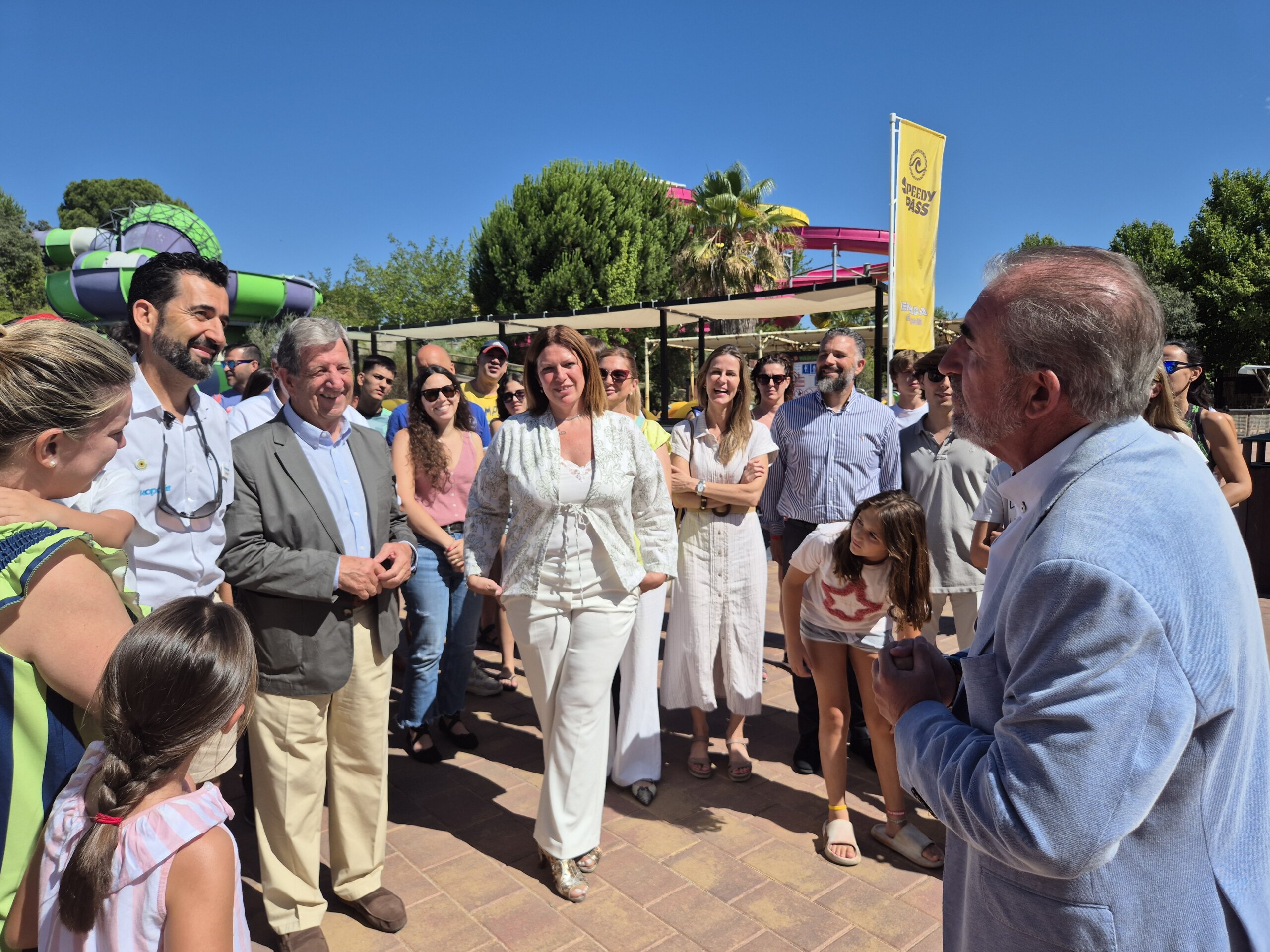 El consejero de la AVT, Miguel Folguera, habla con los miembros de la asociación y autoridades municipales durante la visita a Aquopolis.