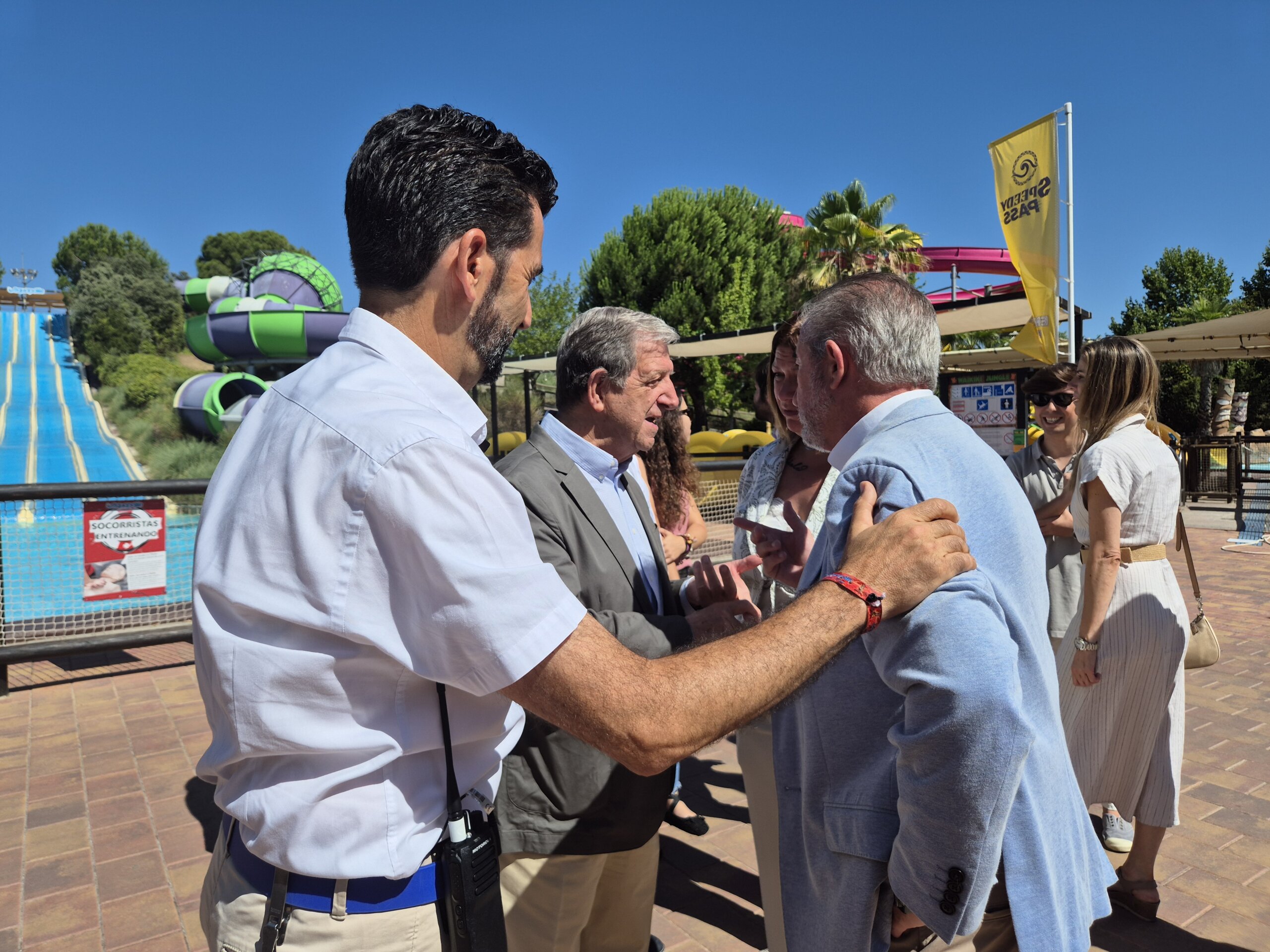 Momento de la visita a Aquopolis de la delegación de la AVT.