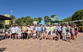 Foto de grupo de los miembros de la AVT. junto al alcalde, concejales y el director de Aquopolis.