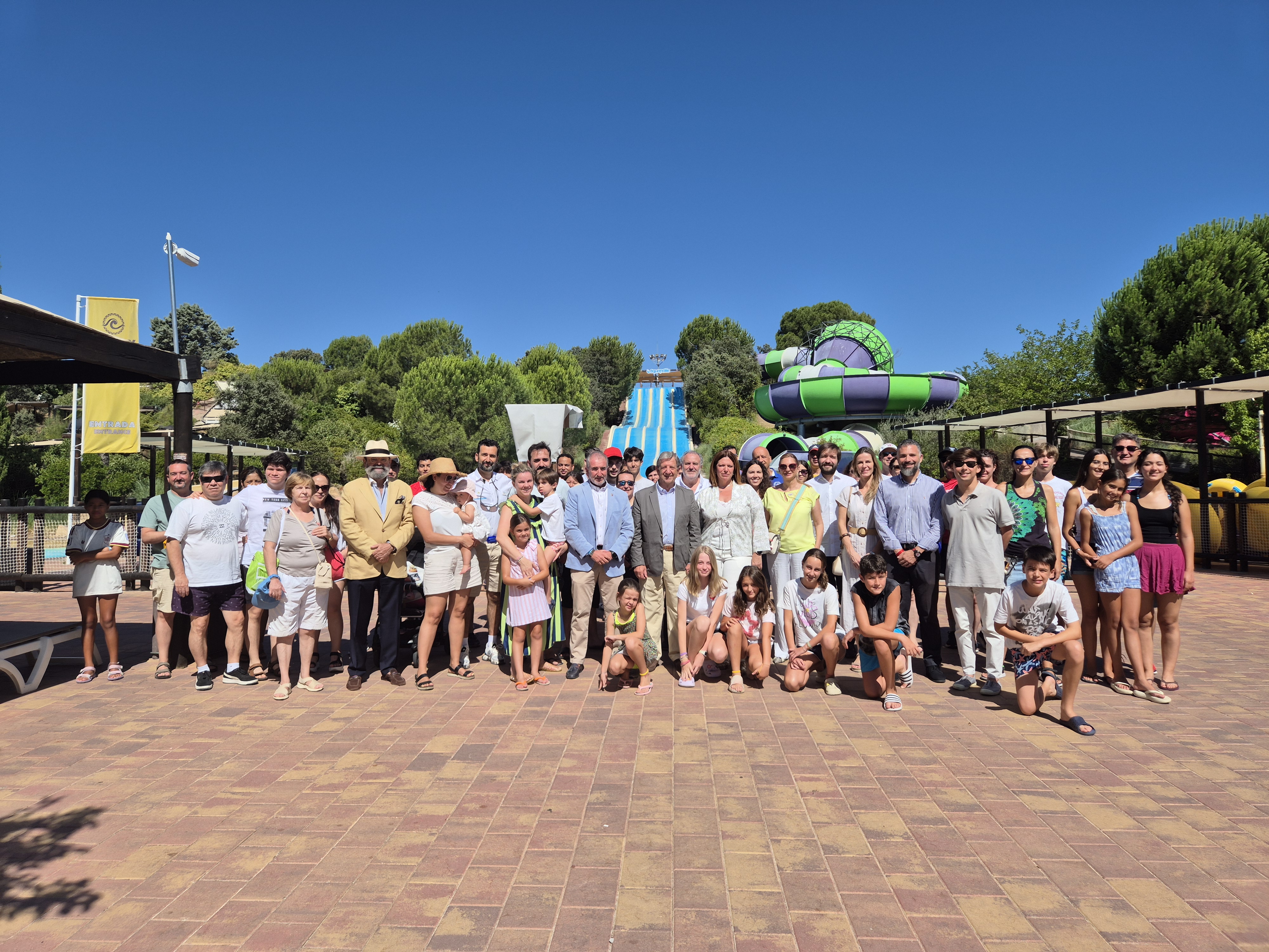 Foto de grupo de los miembros de la AVT. junto al alcalde, concejales y el director de Aquopolis.