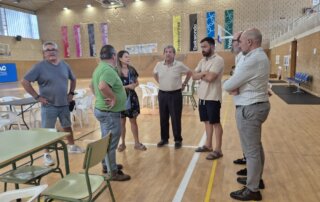 El alcalde, concejales de la Corporación y técnicos municipales en el pabellón cubierto.