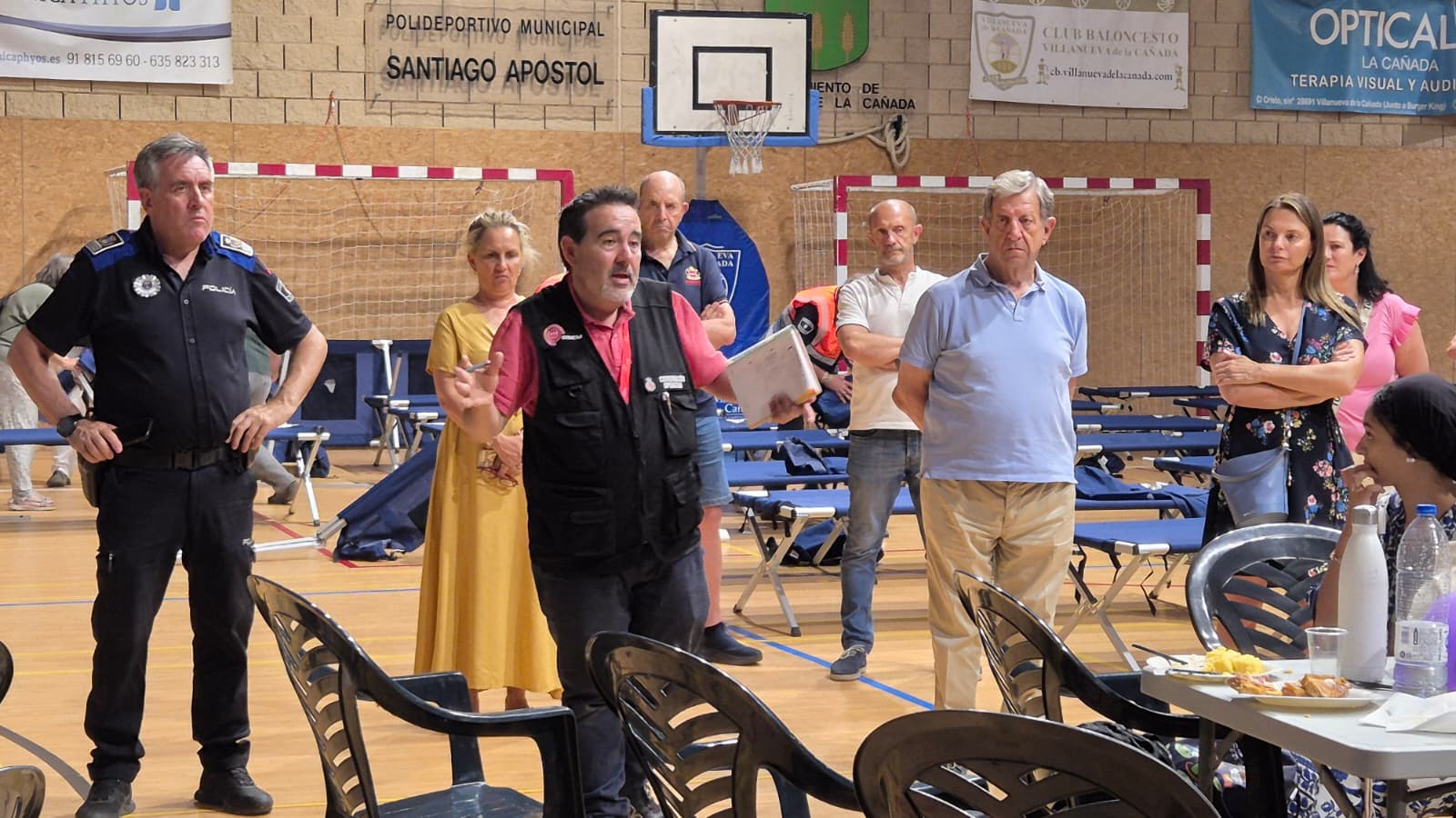 Autoridades locales junto a Carlos Salmerón, jefe de Servicio de Operaciones de Protección Civil de la CM.