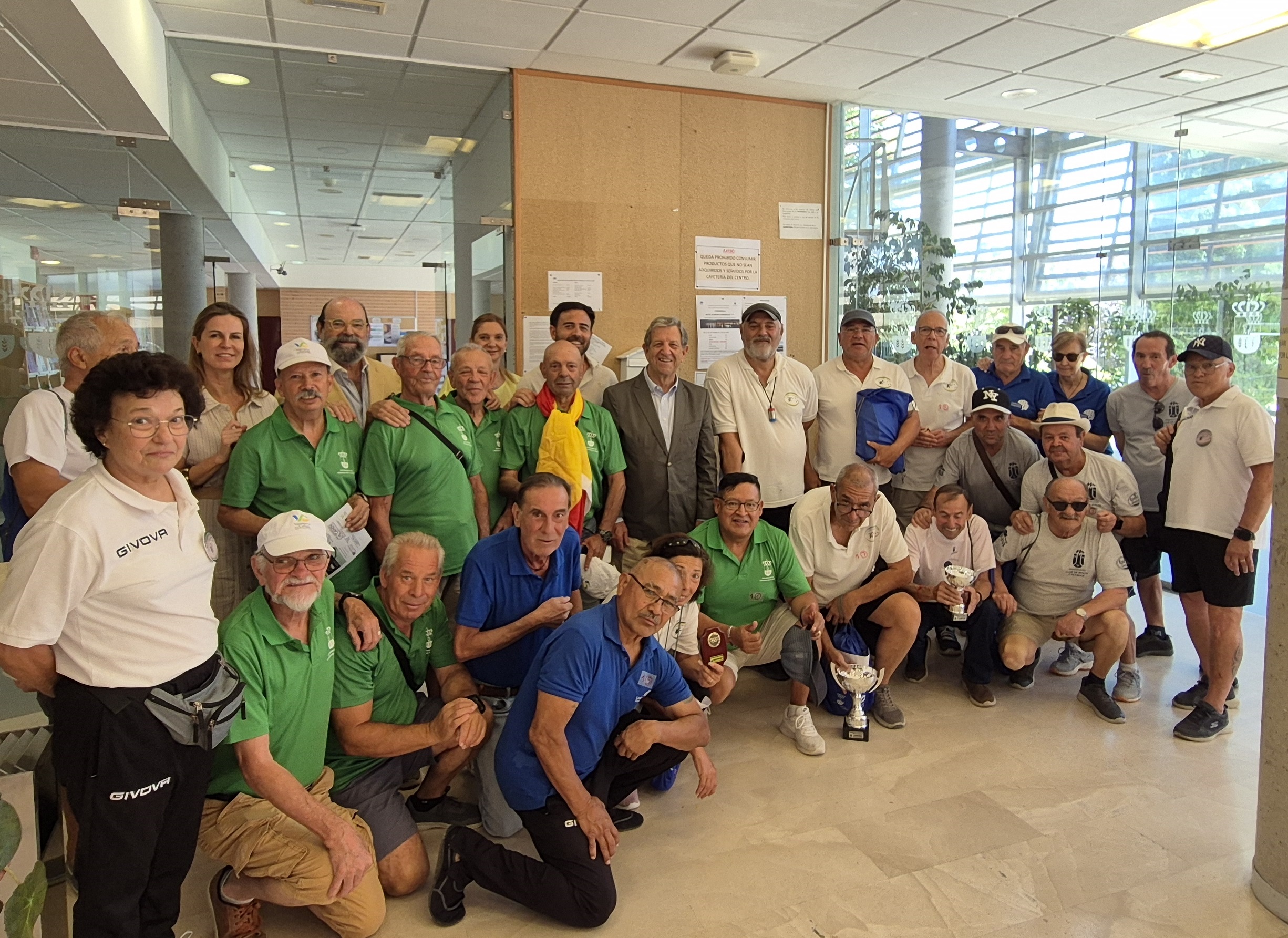 El alcalde y concejales de la Corporación Municipal junto a los participantes del Torneo Intermunicipal de Petanca 2026 para mayores.
