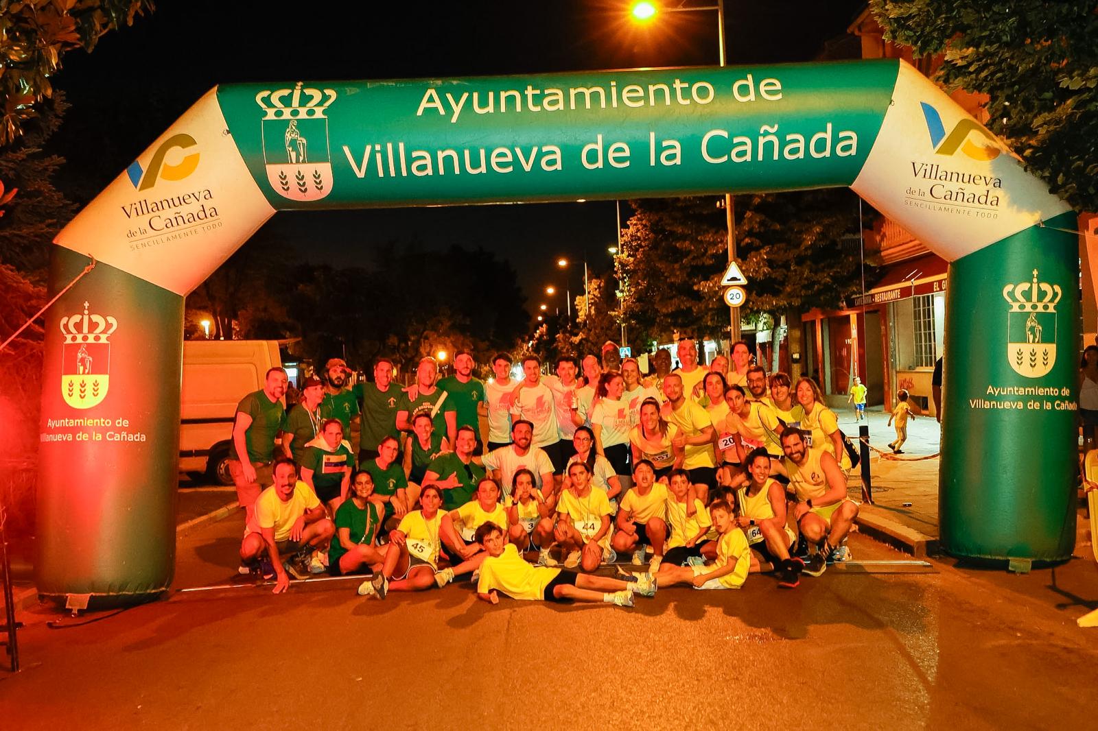 Equipos participantes en la carrera de relevos posando en la línea de salida.