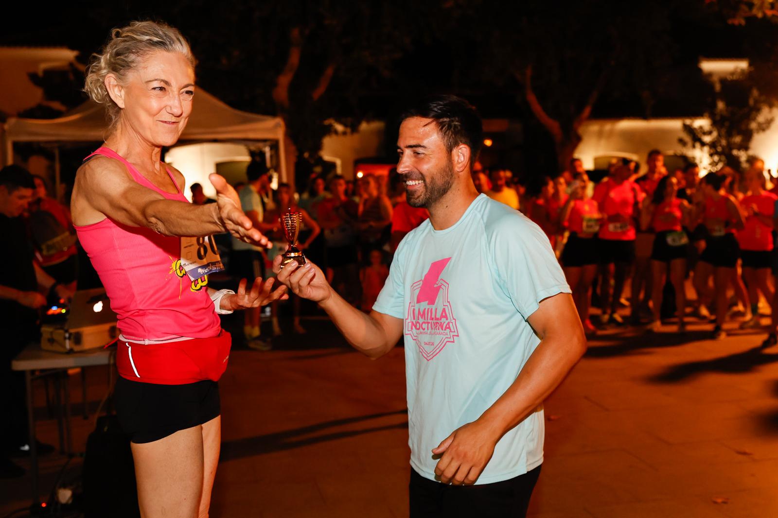 El concejal de Deportes entregando un trofeo a una de las campeonas.