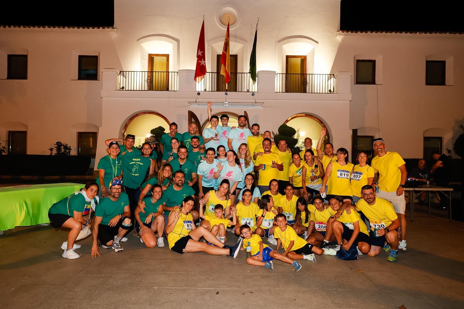 Foto de familia de los equipos de las peñas y del Ayuntamiento.