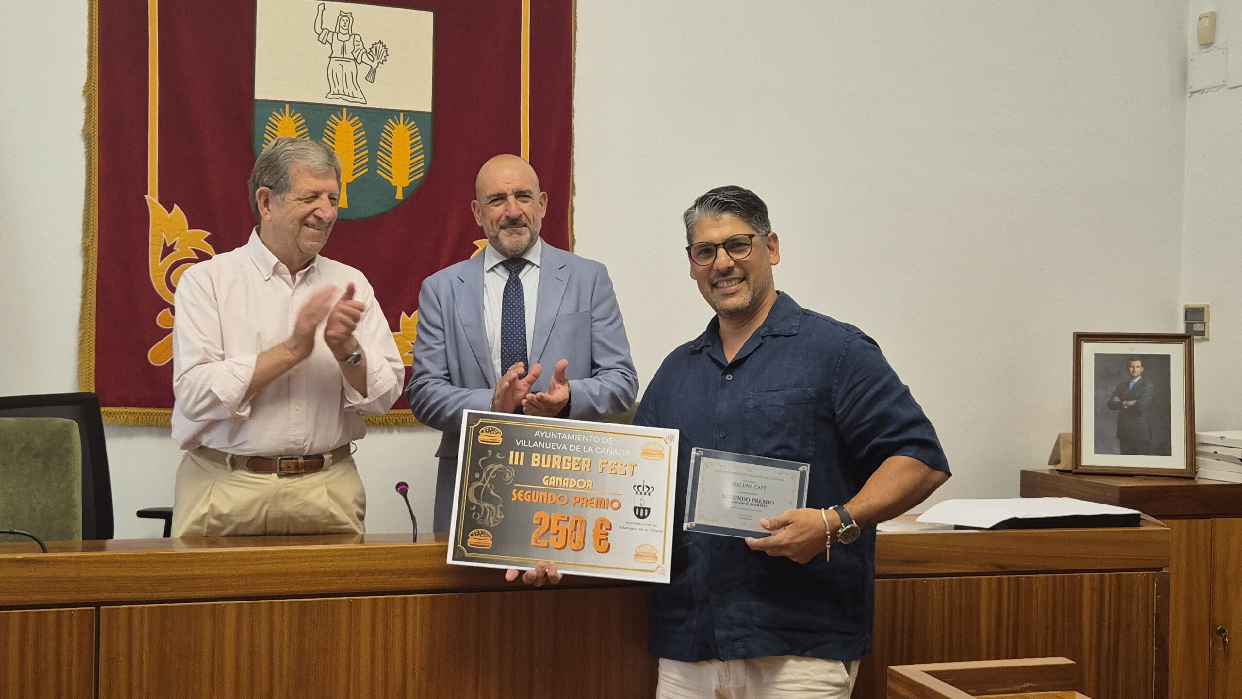 El alcalde y el concejal de Economía junto al ganador del segundo premio, Daluna Café.