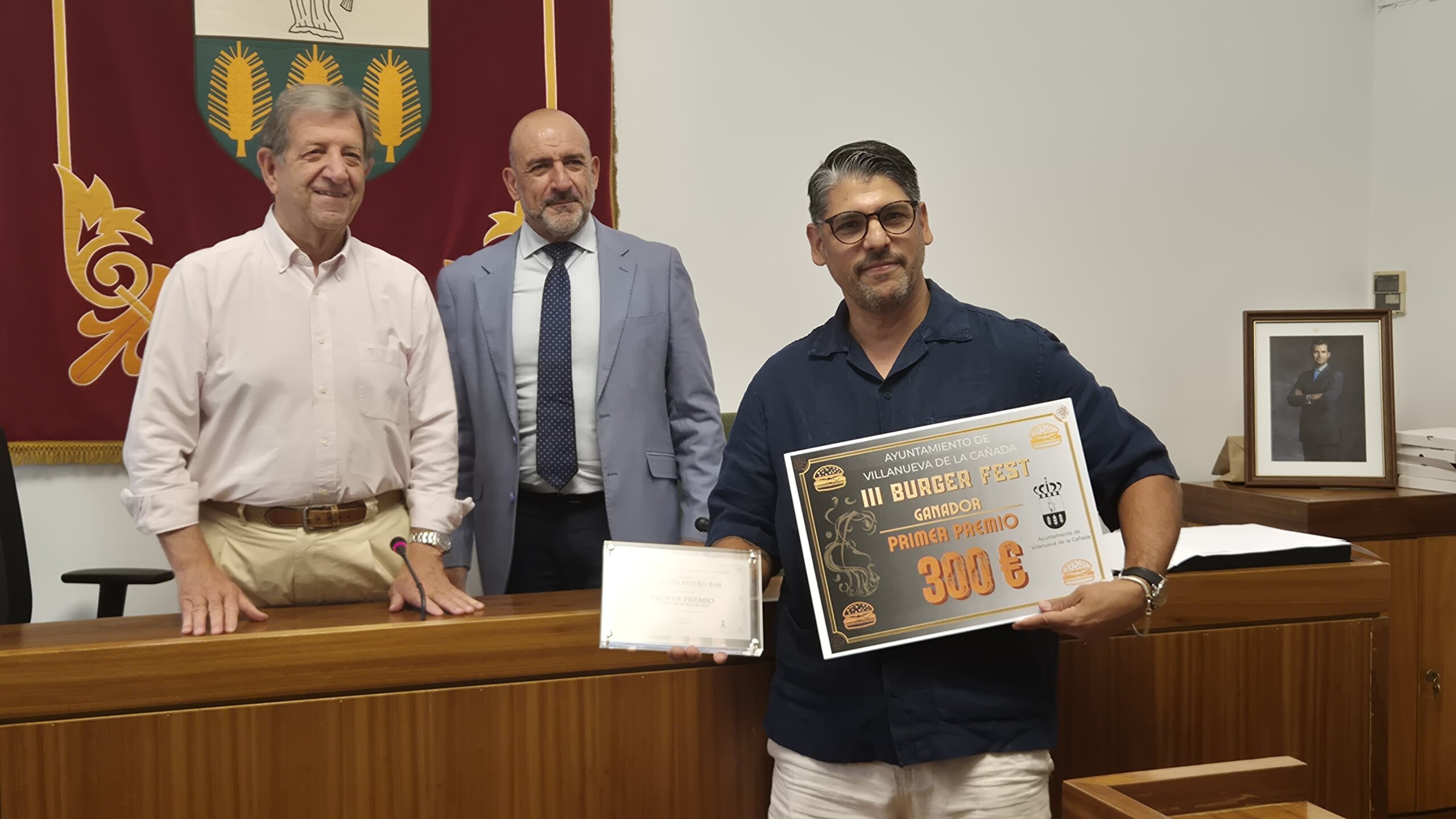 El alcalde y el concejal de Economía junto al encargado de recoger en nombre de Bistro Pittacum el primer premio.