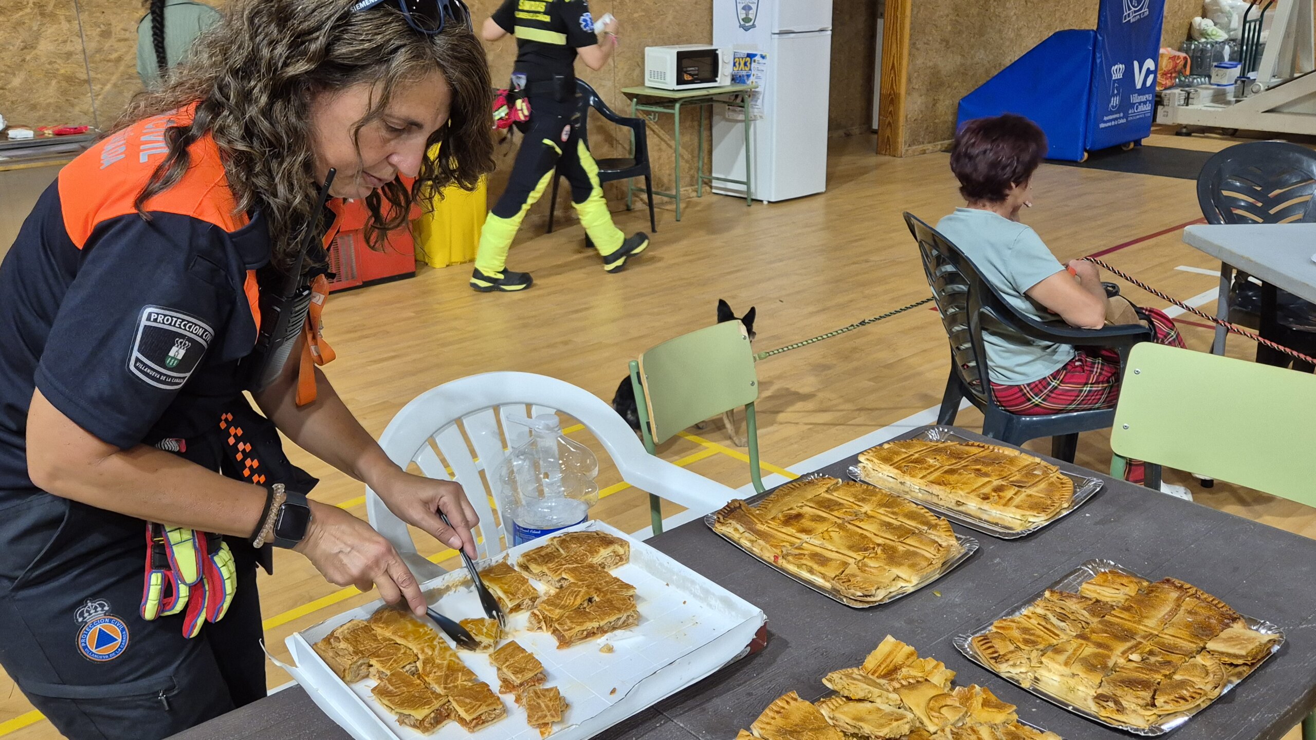 Voluntaria de Protección Civil en la zona de avituallamiento.