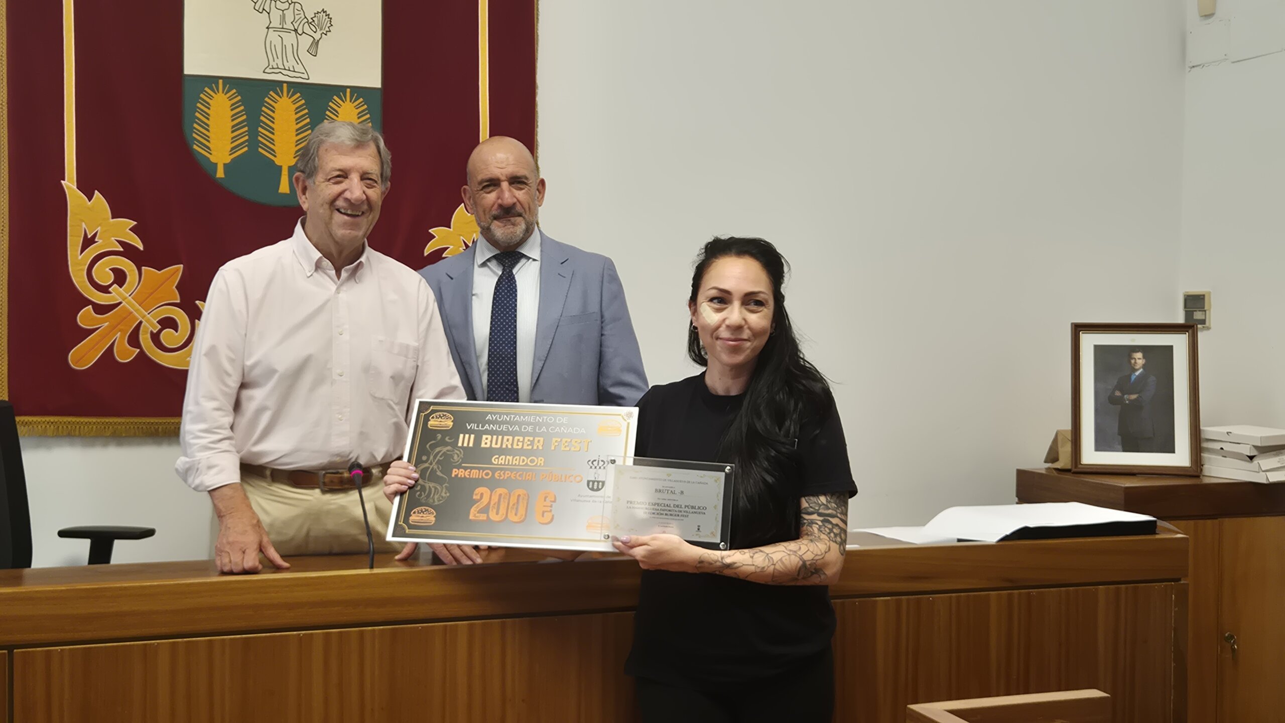 El alcalde y el concejal de Economía junto a la responsable del restaurante Brutal B, se ha alzado con el premio popular “Hamburguesa favorita del público".