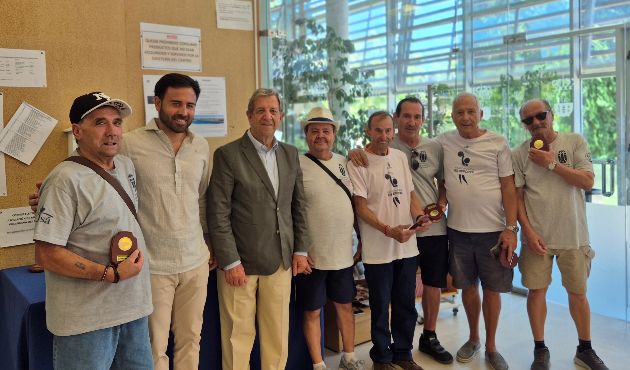 El alcalde y el concejal de Deportes junto al equipo de Majadahonda en el Torneo Intermunicipal de Petanca 2026 para mayores.