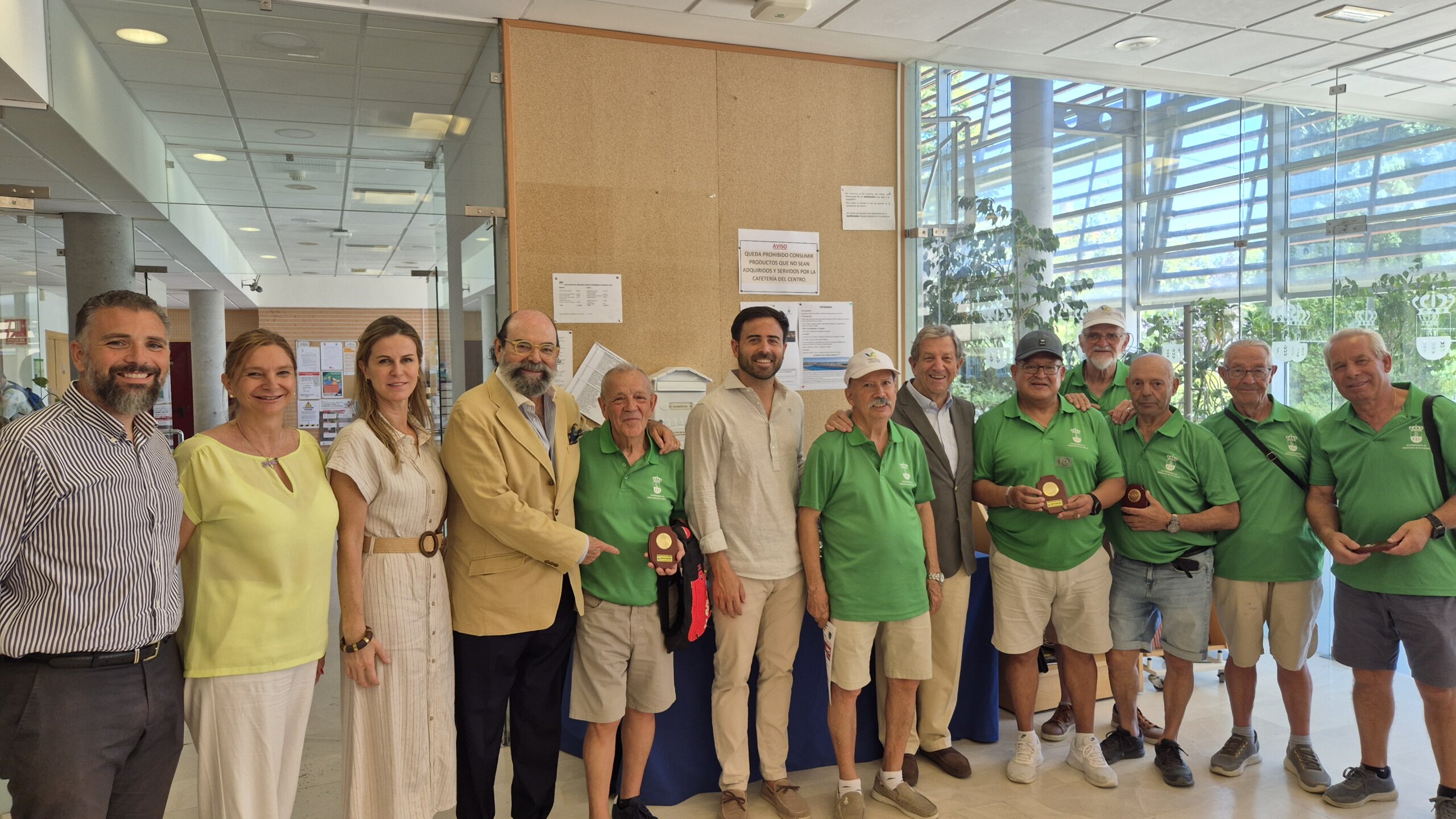 El alcalde y concejales de la Corporación Municipal junto al equipo de Villanueva de la Cañada en el Torneo Intermunicipal de Petanca 2026 para mayores.