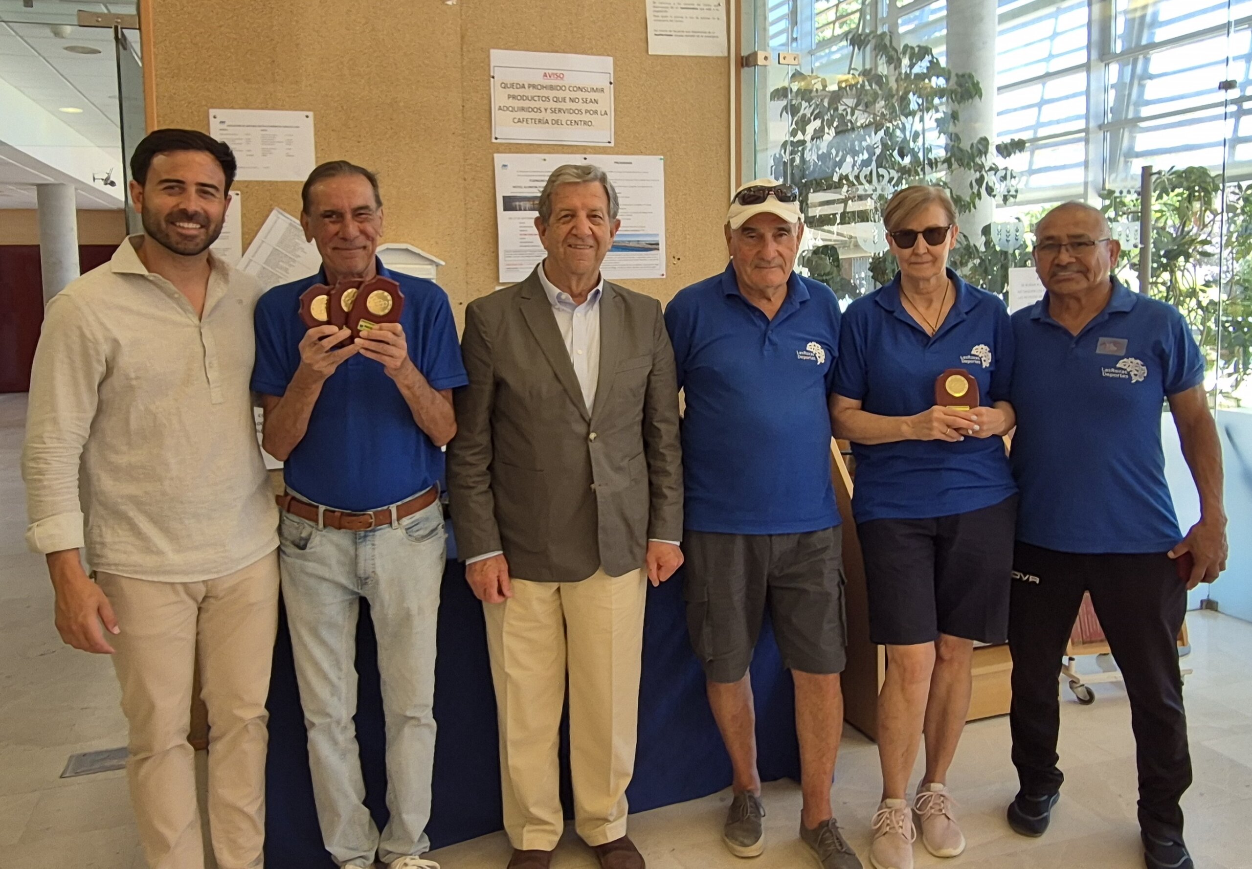 El alcalde y el concejal de Deportes junto al equipo de Las Rozas en el Torneo Intermunicipal de Petanca 2026 para mayores.