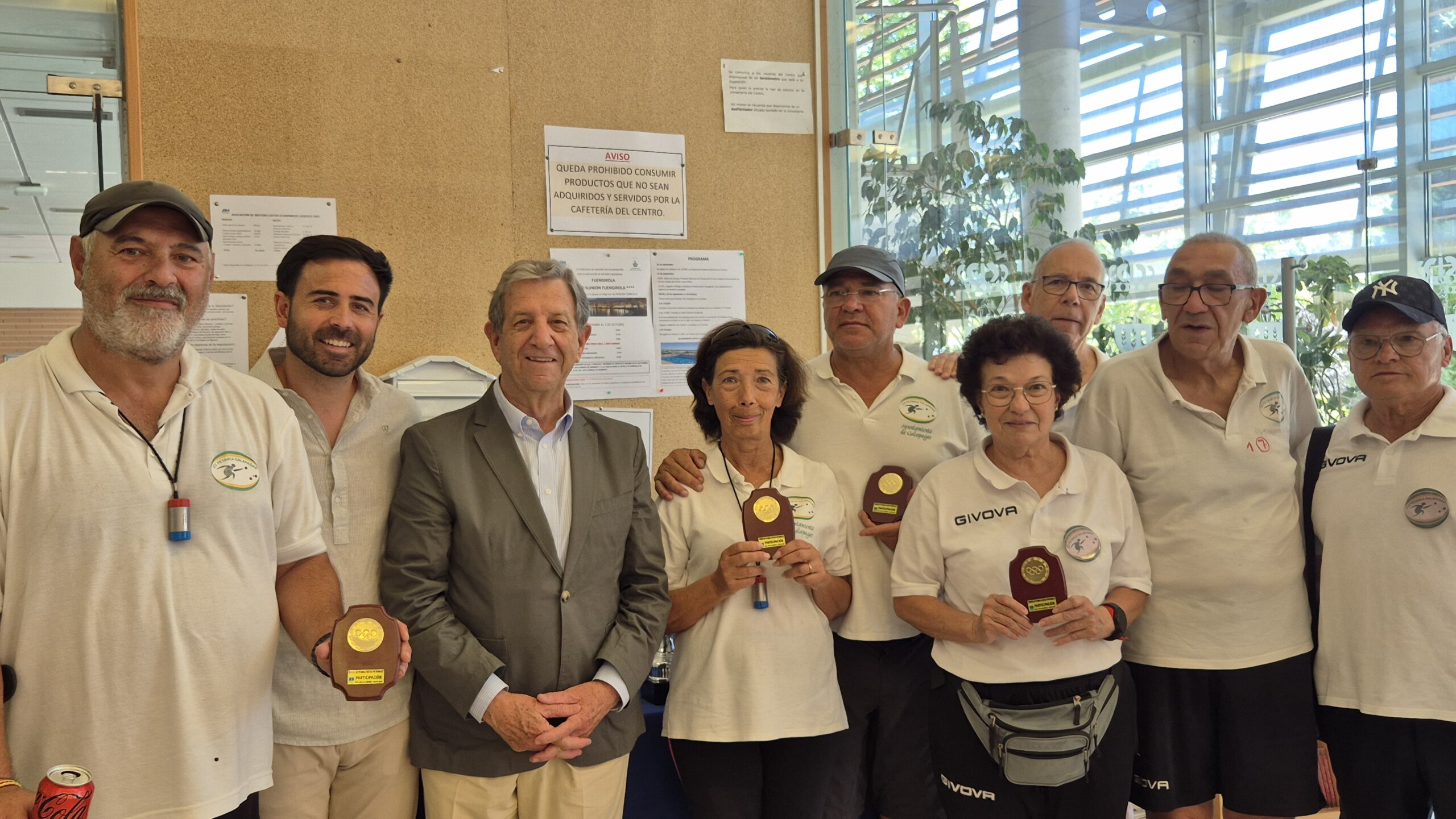 el alcalde y el concejal de Deportes junto al equipo de Galapagar en el Torneo Intermunicipal de Petanca 2026 para mayores.