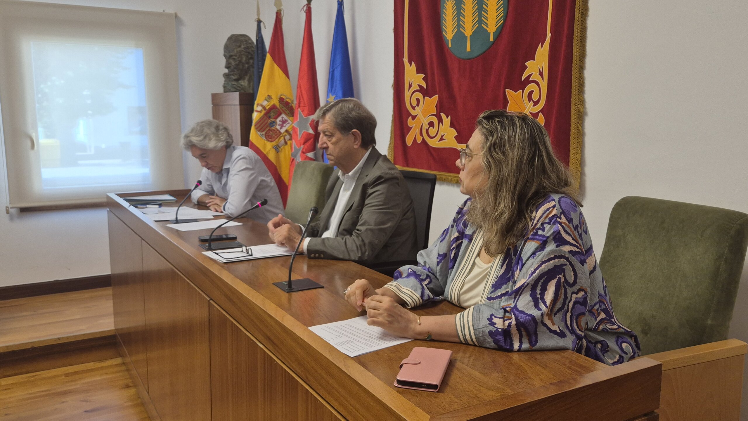 Autoridades durante el Pleno.