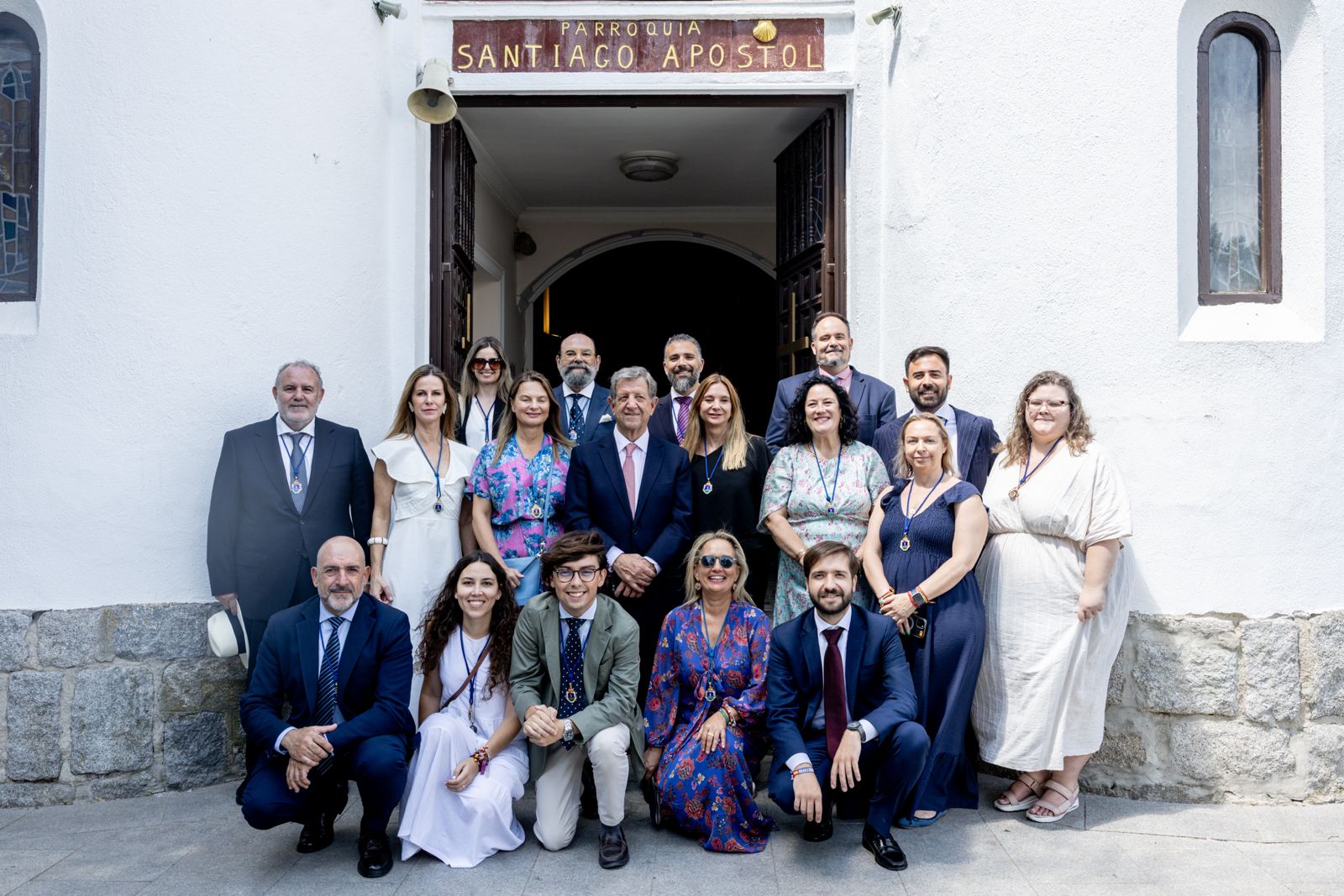 Miembros de la Corporación Municipal posando en la puerta de la parroquia Santiago Apóstol.
