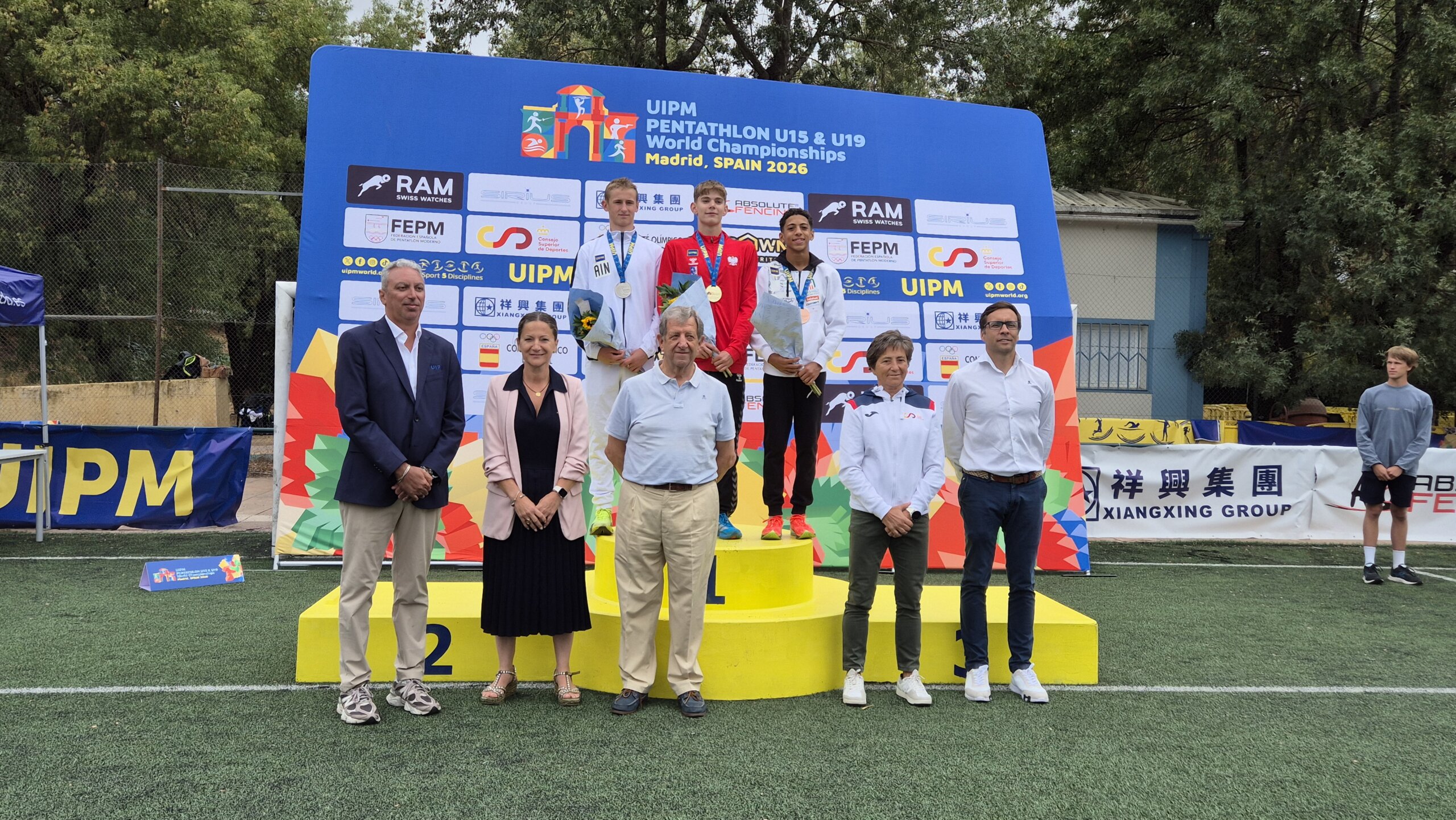 El alcalde y responsables de la Federación Española de Pentatlón Moderno, de la Unión Internacional de Pentatlón Moderno y del Consejo Superior de Deportes posan junto a los atletas ganadores en categoría Sub-15.