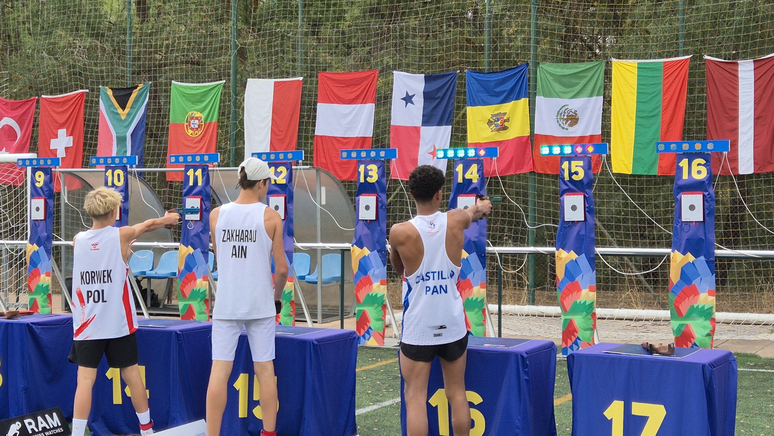 Participantes durante la prueba de Laser Run.