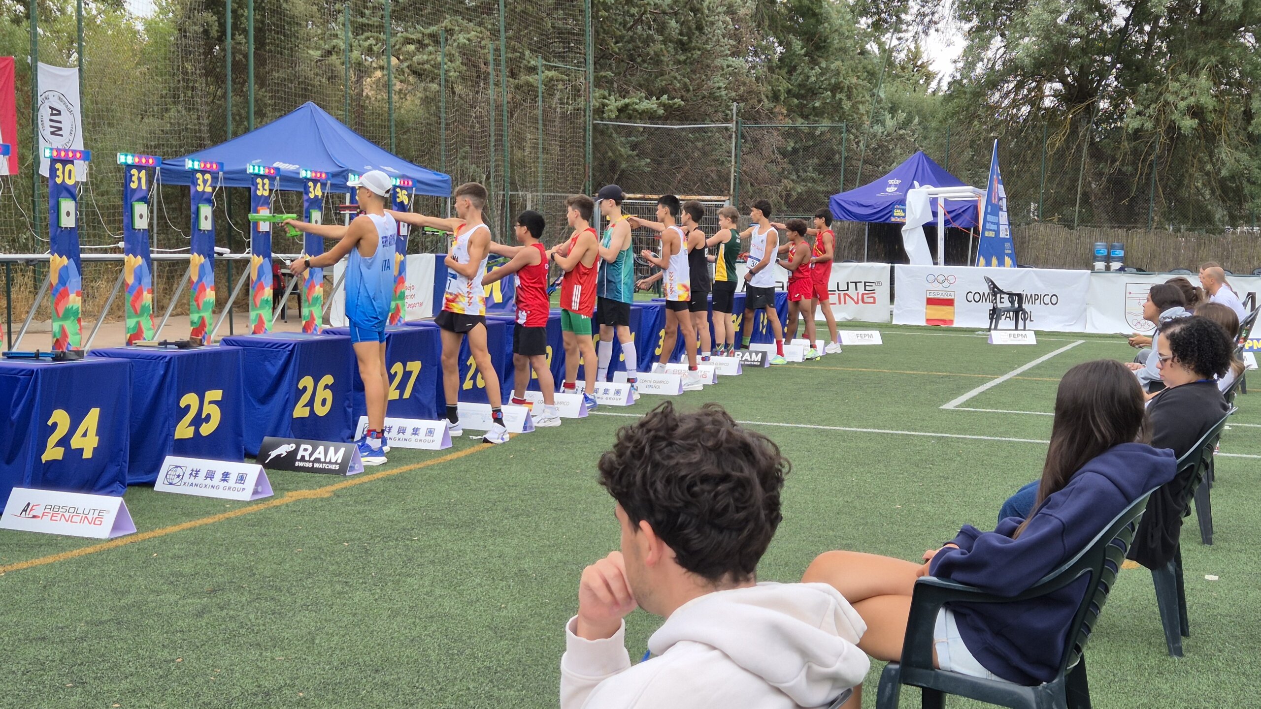 Participantes y jueces durante la prueba de Laser Run.