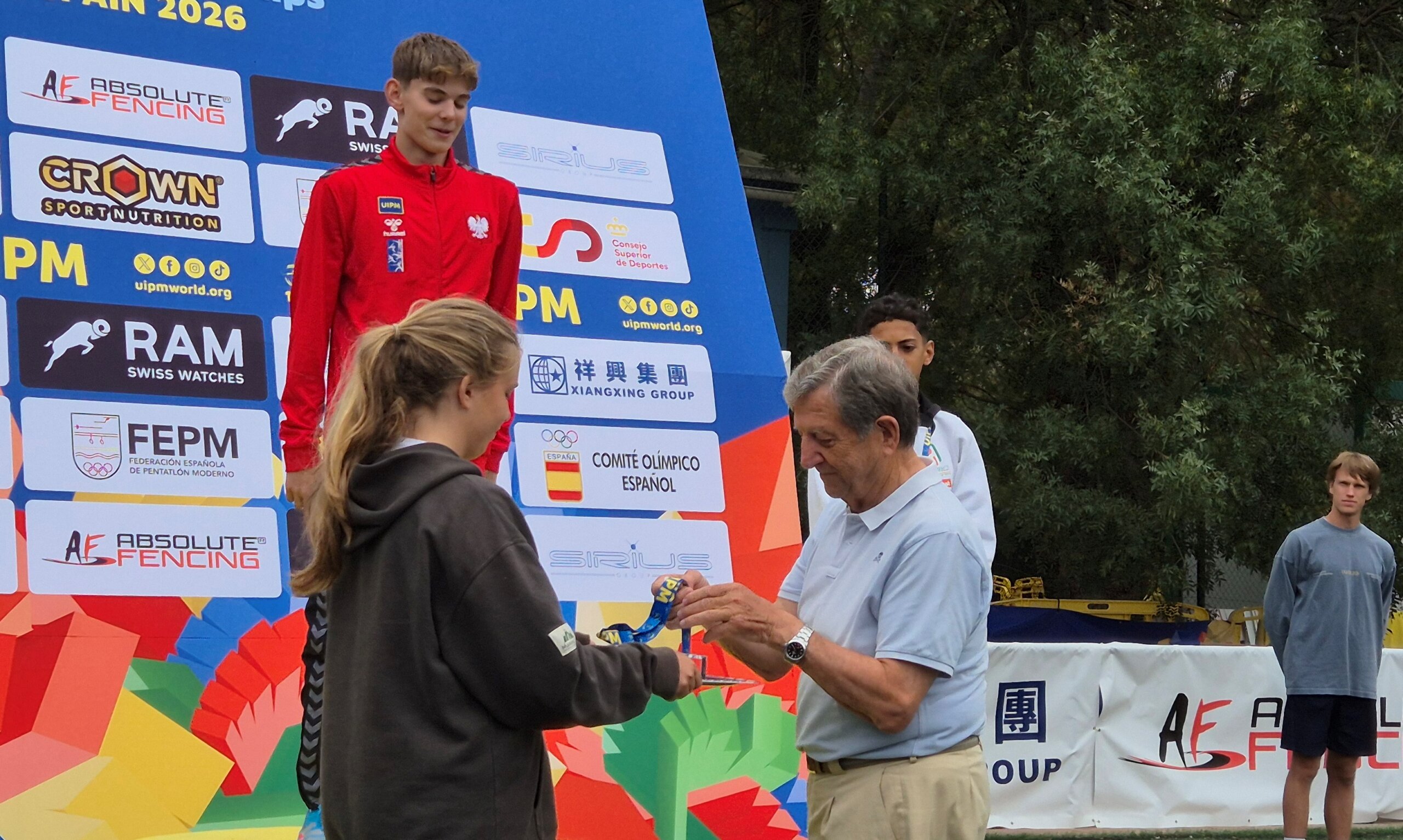 El alcalde entrega la medalla de oro al ganador de la categoría Sub-15.