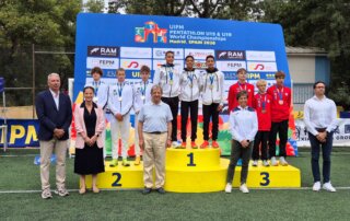 El alcalde y responsables de la Federación Española de Pentatlón Moderno, de la Unión Internacional de Pentatlón Moderno y del Consejo Superior de Deportes posan junto a los equipos ganadores en categoría Sub-15.