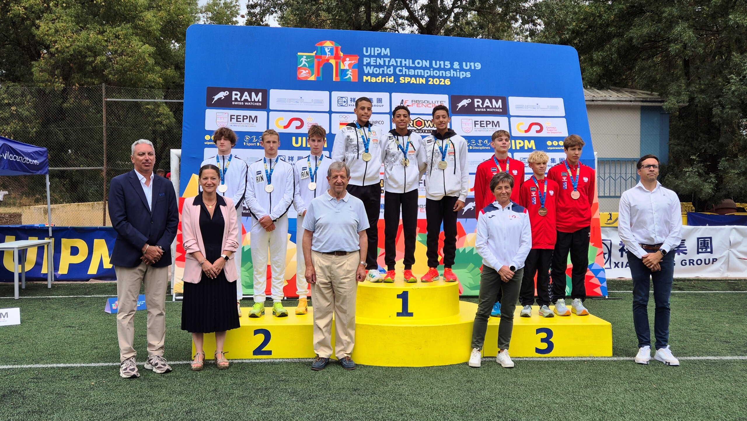 El alcalde y responsables de la Federación Española de Pentatlón Moderno, de la Unión Internacional de Pentatlón Moderno y del Consejo Superior de Deportes posan junto a los equipos ganadores en categoría Sub-15.