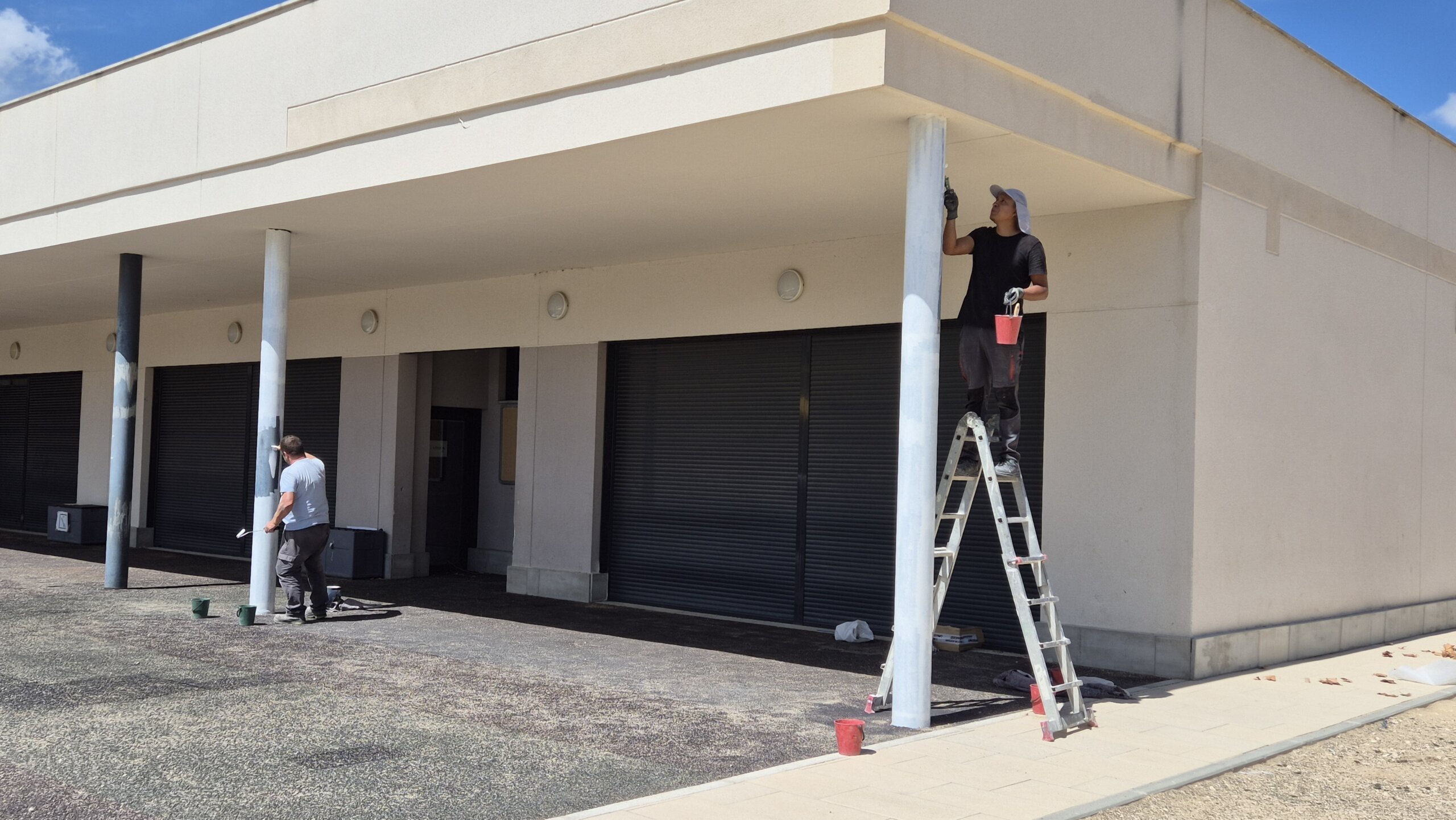Labores de pintura en el colegio Padre Garralda.