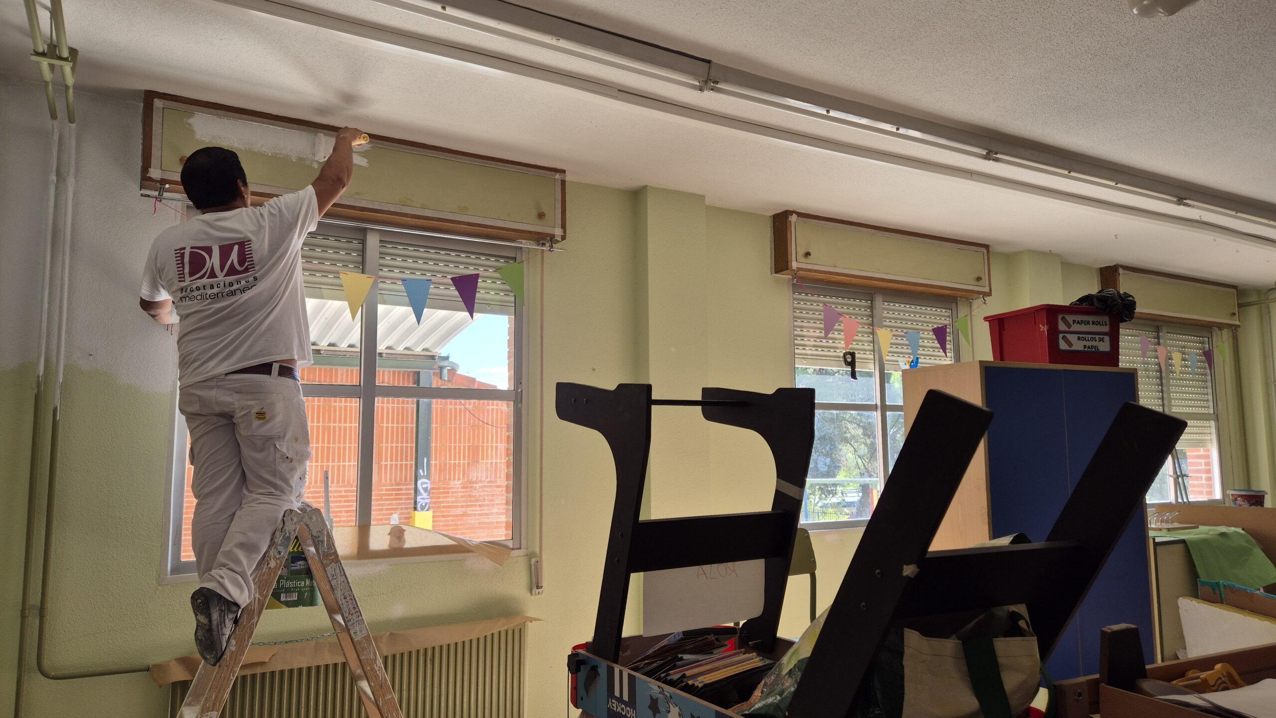 Labores de pintura en el CEIP Santiago Apóstol.
