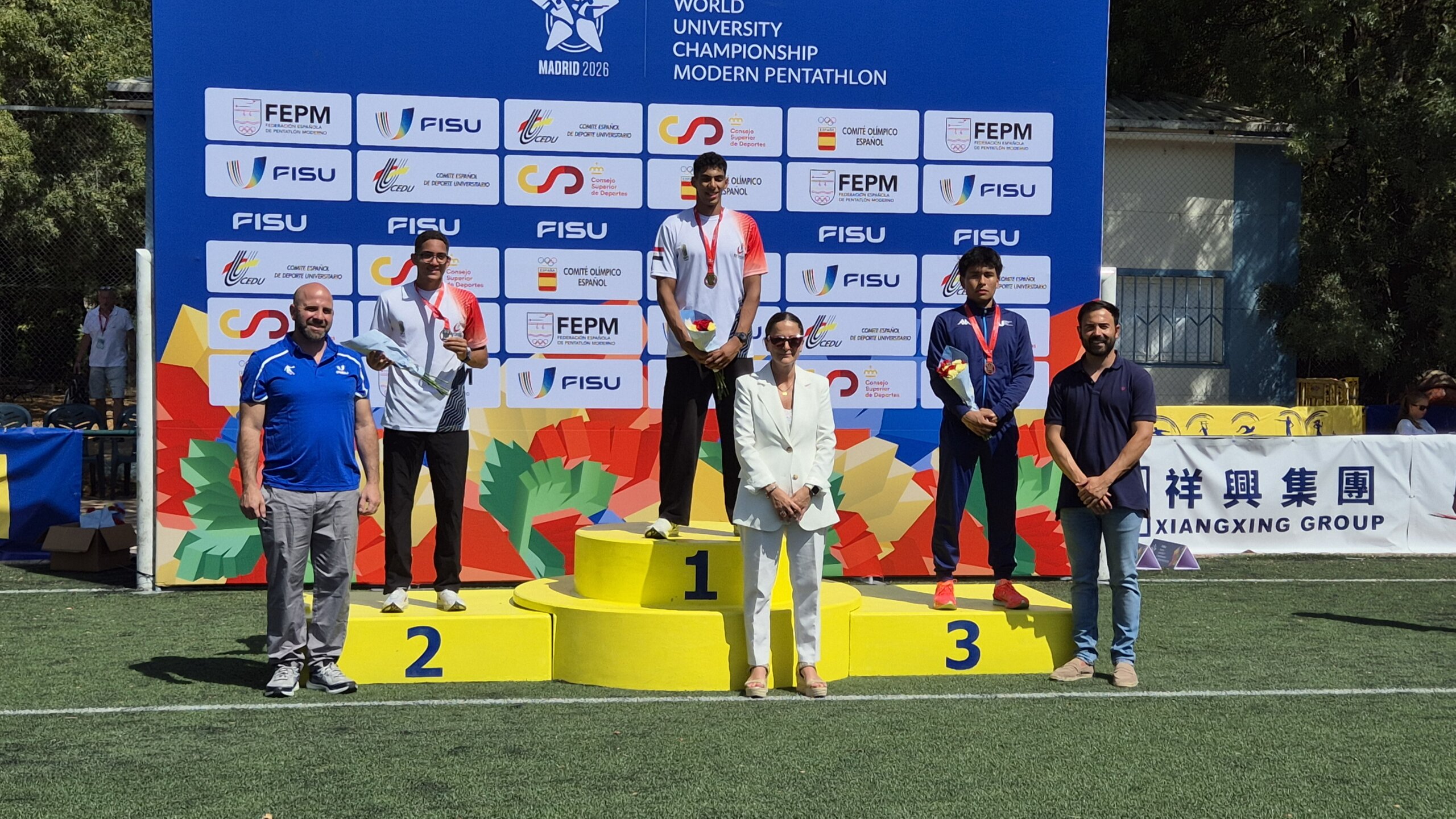 Los responsables de la FISU y de la Federación Española de Pentatlón Moderno, junto al concejal de Deportes del Ayuntamiento de Villanueva de la Cañada, posan con los ganadores de una de las pruebas masculinas.