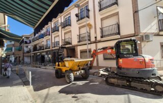 Operarios trabajando en la calle Peligros.