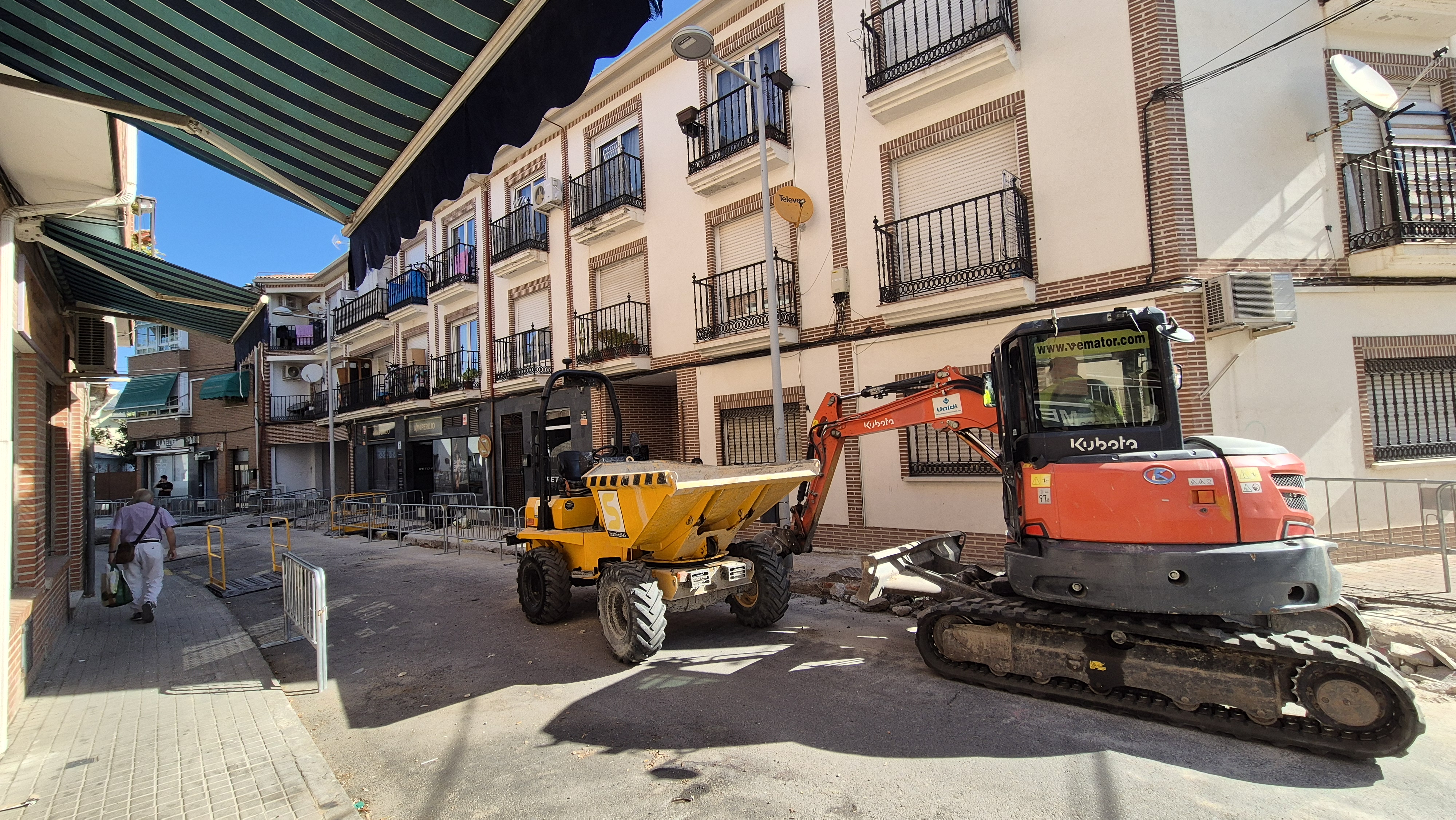 Operarios trabajando en la calle Peligros.