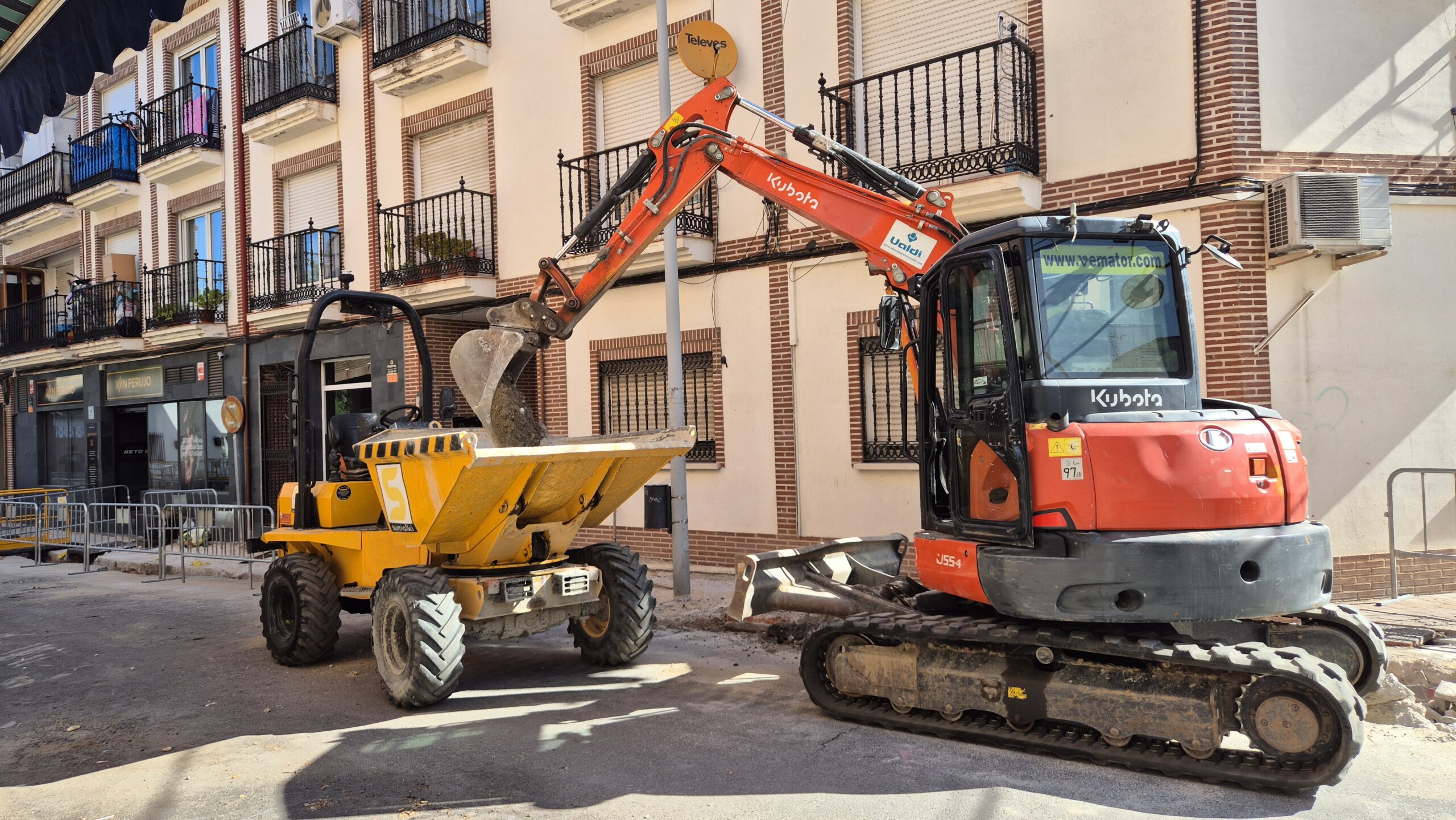 Operarios trabajando en la calle Peligros.