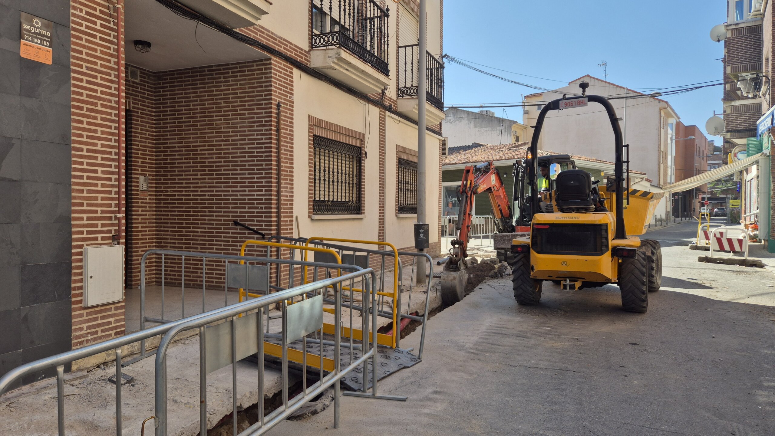 Operarios trabajando en la calle Peligros.