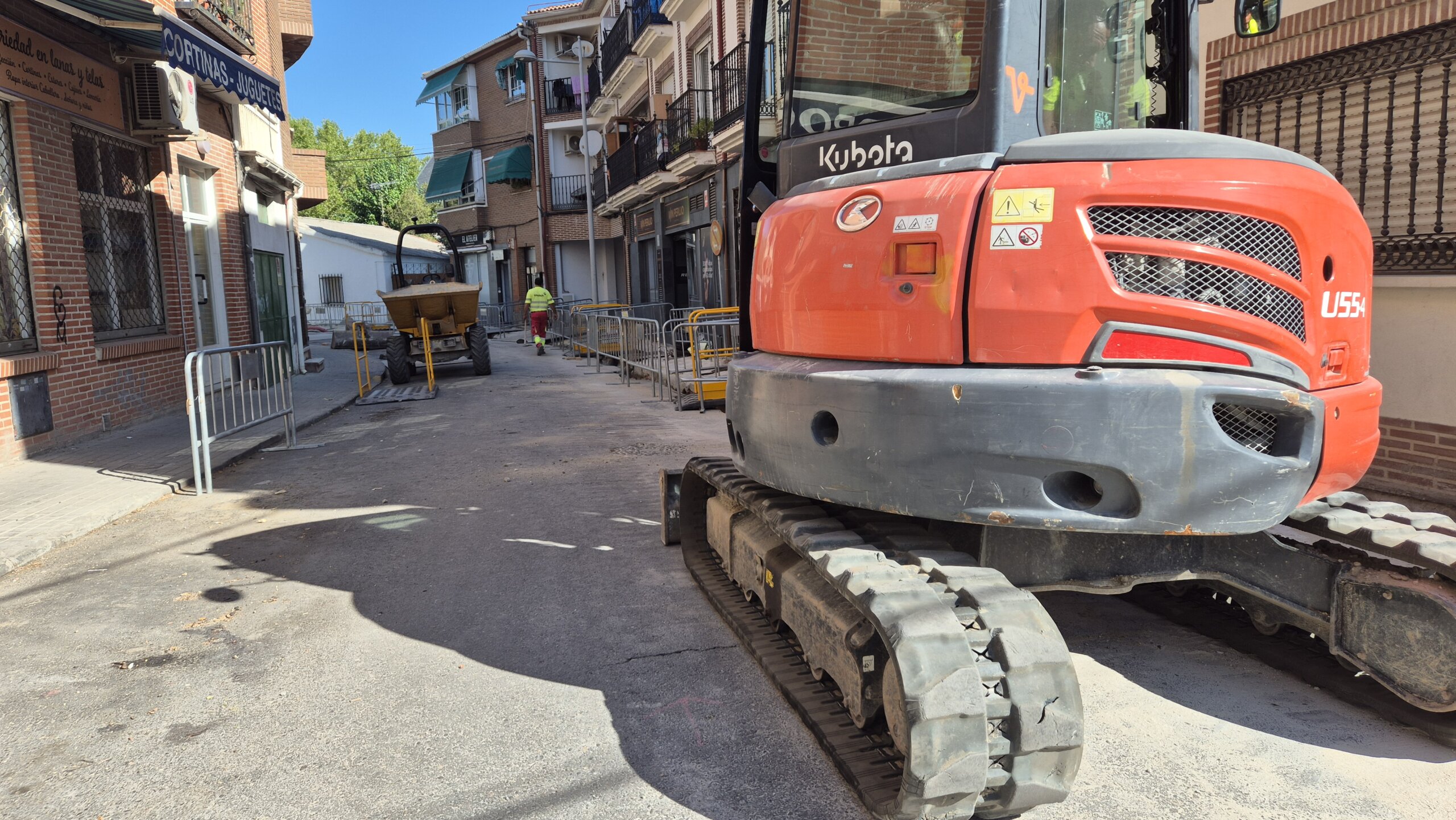 Maquinaria en la calle Peligros.