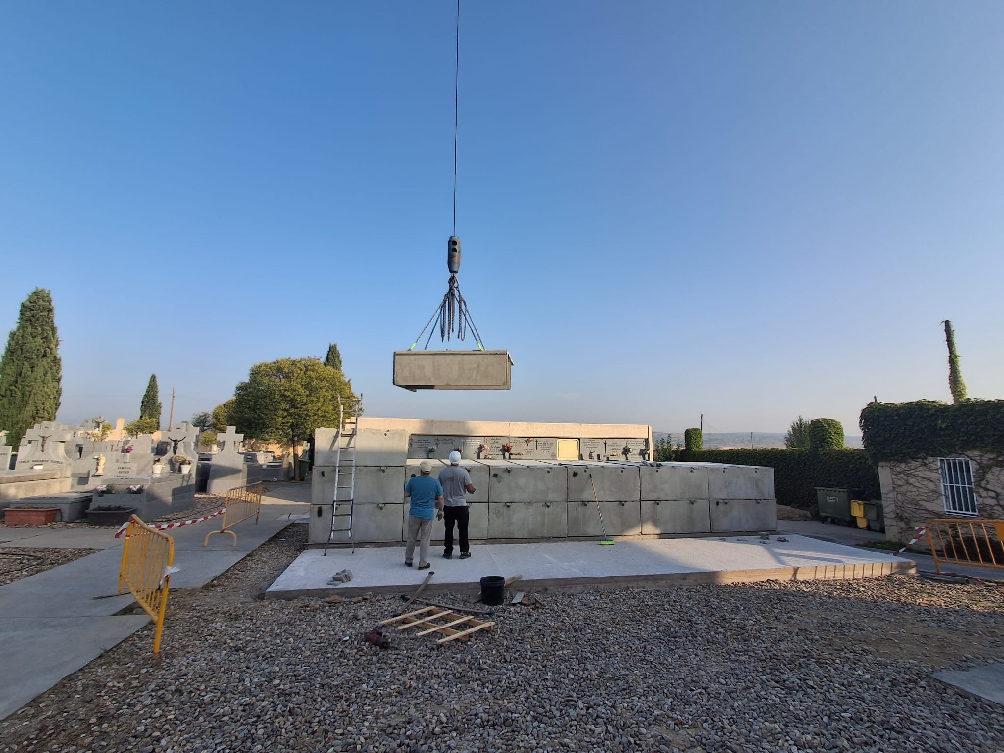 Operarios trabajando en el cementerio tanatorio municipal.