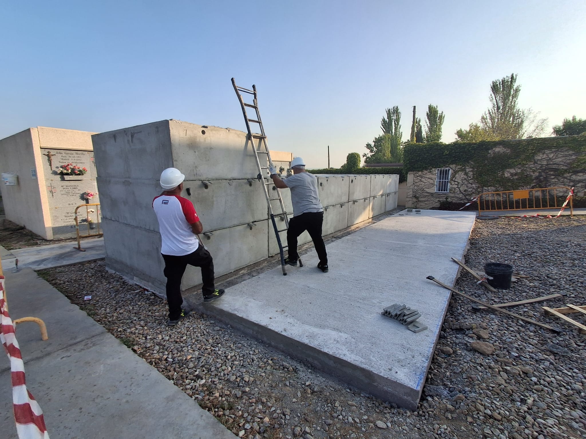 Operarios trabajando en el cementerio tanatorio municipal.