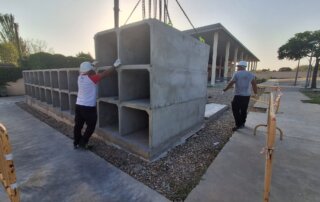 Operarios trabajando en el cementerio tanatorio municipal.