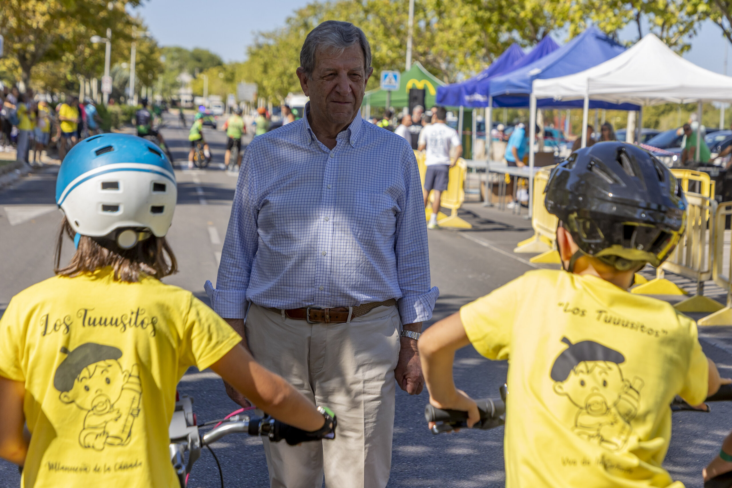 El alcalde, Luis Partida, junto a participantes de la 'XXXVII Fiesta de la Bicicleta'.