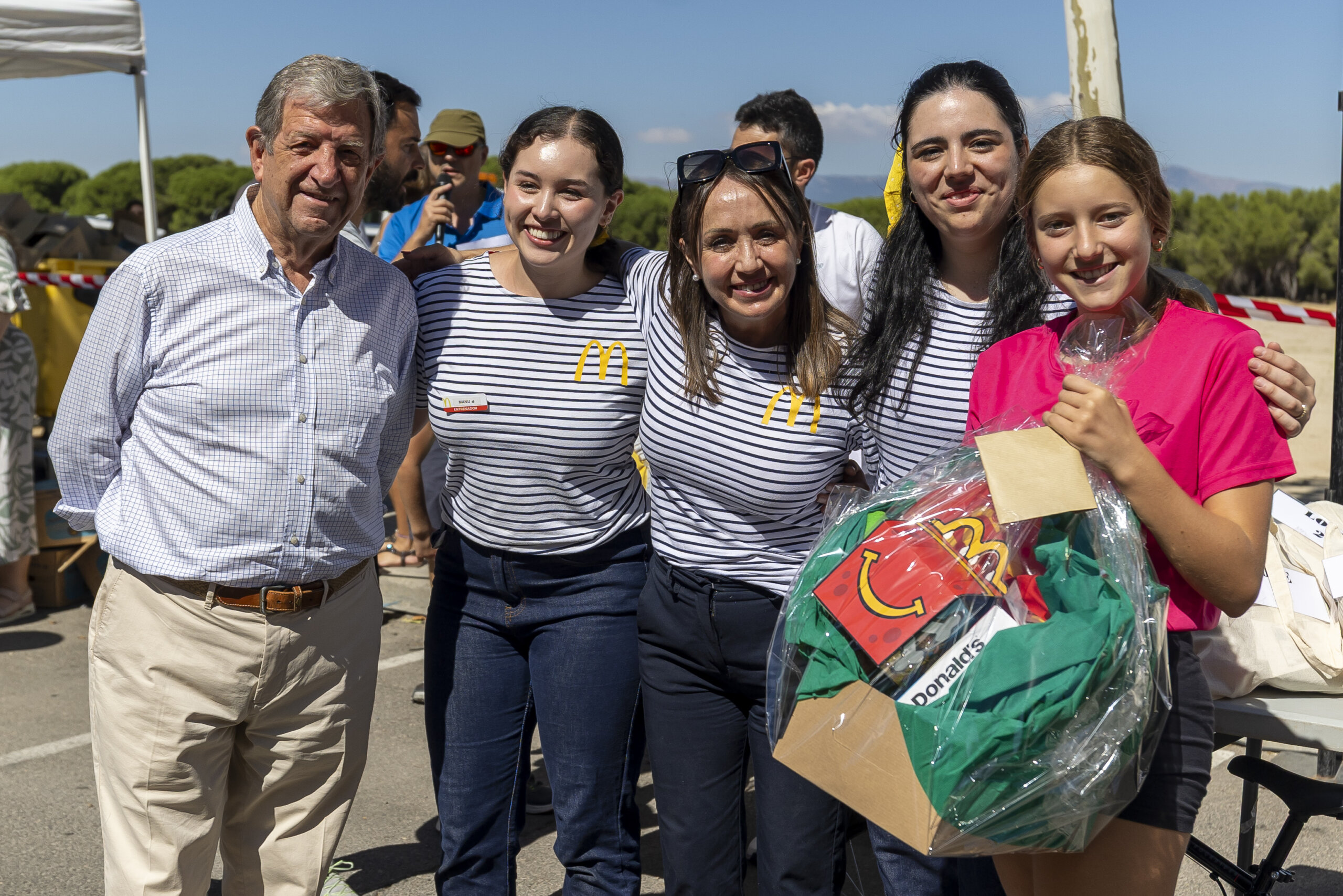 El alcalde junto a responsables de McDonald's de Villanueva de la Cañada.