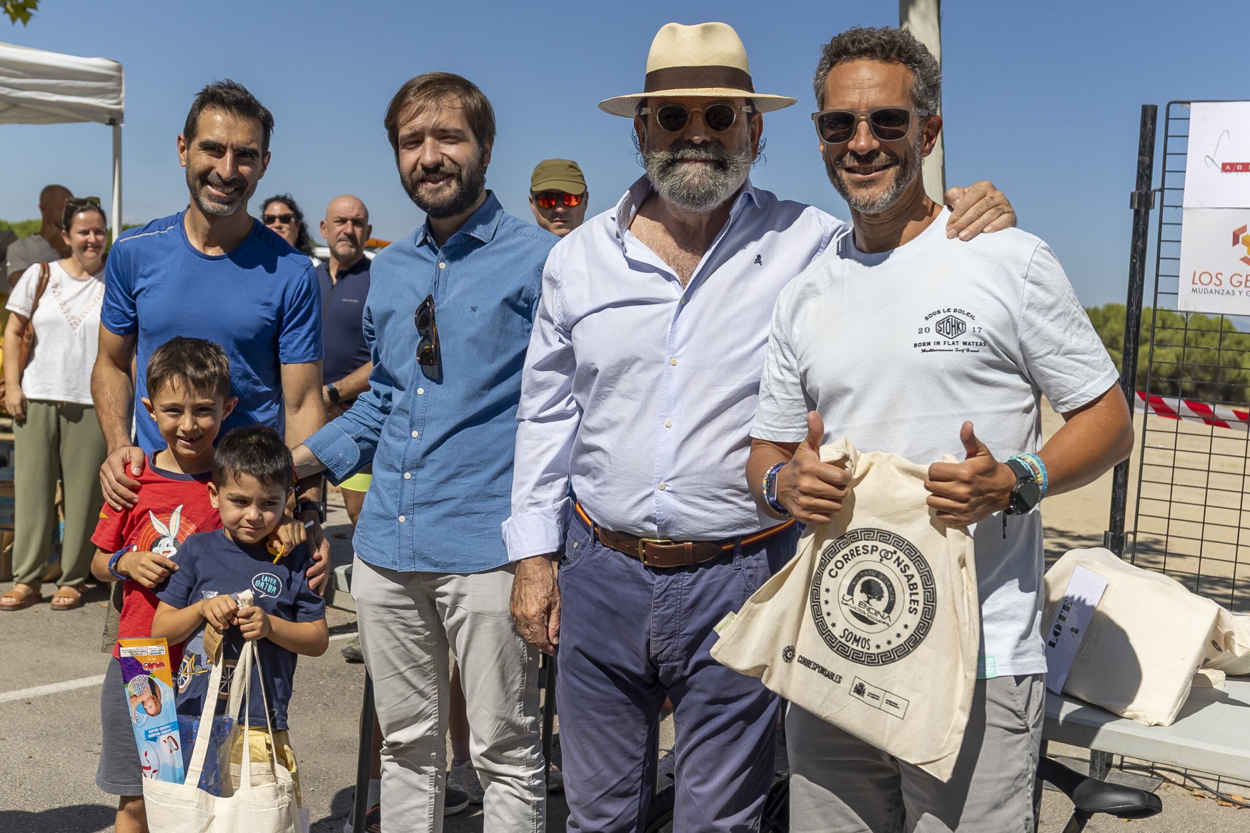 Los concejales de Urbanismo y Cultura junto a ganadores del sorteo en la ' XXXVII Fiesta de la Bicicleta'.