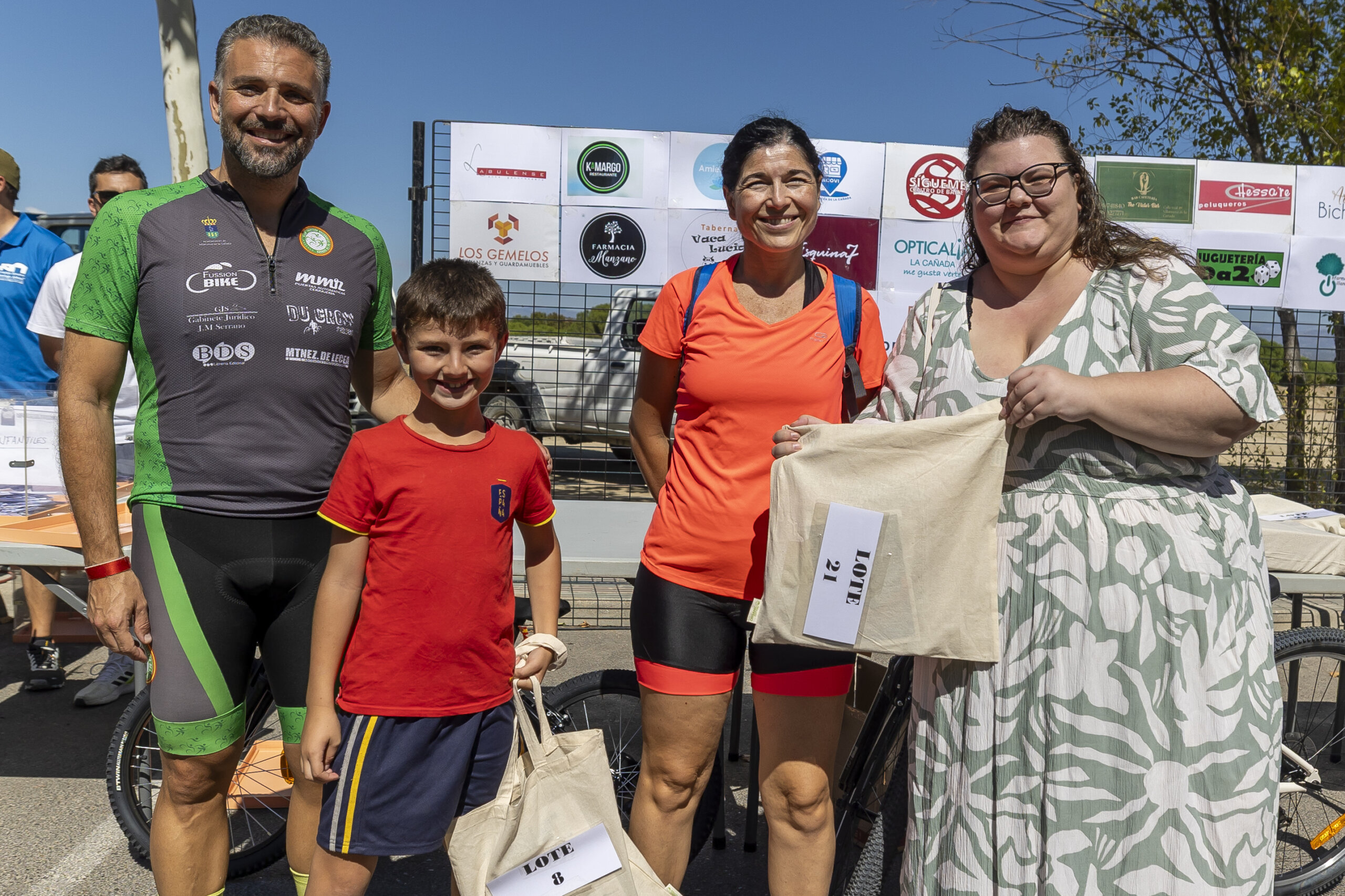 Los concejales de Transportes y Fomento junto a premiados en el sorteo de la 'XXXVII Fiesta de la Bicicleta'.