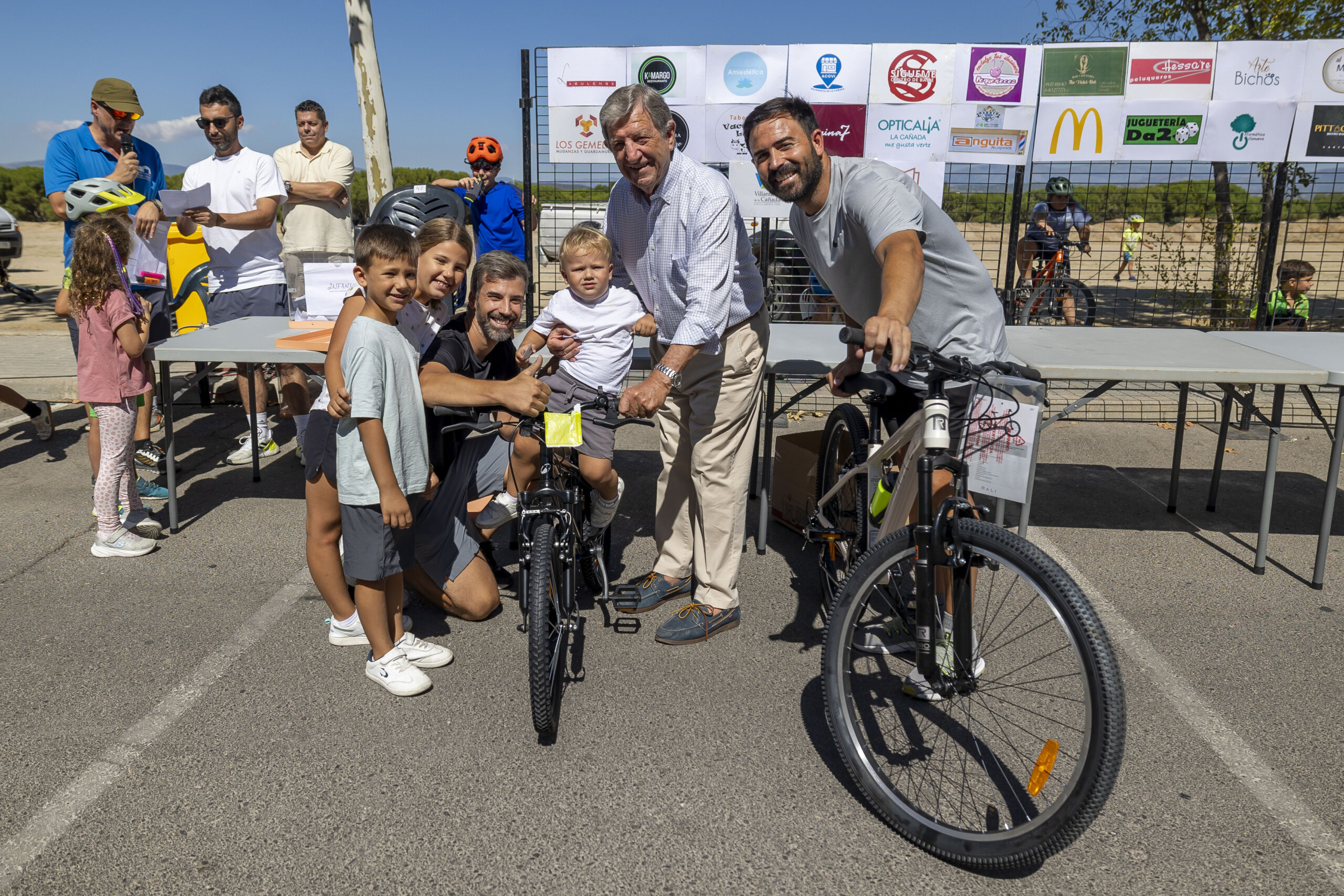 El alcalde y el concejal de Deportes junto a los ganadores del sorteo de una bicicleta.