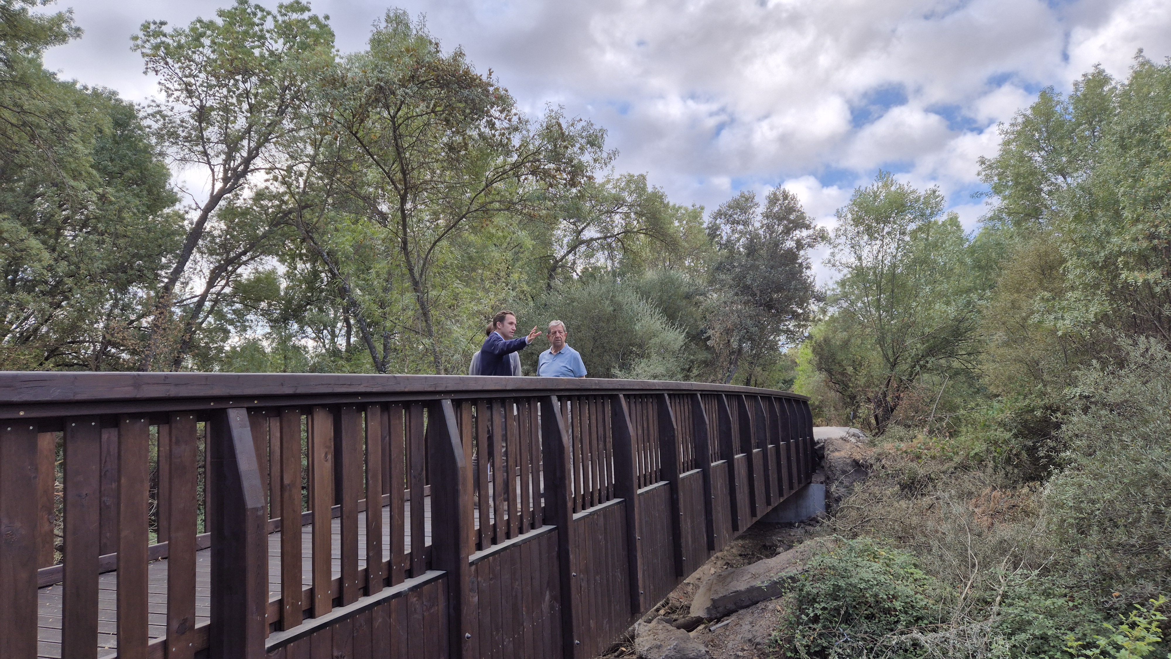 El alcalde, el concejal de Obras y el Jefe de Infraestructuras y Edificación en la pasarela sobre el río Aulencia.