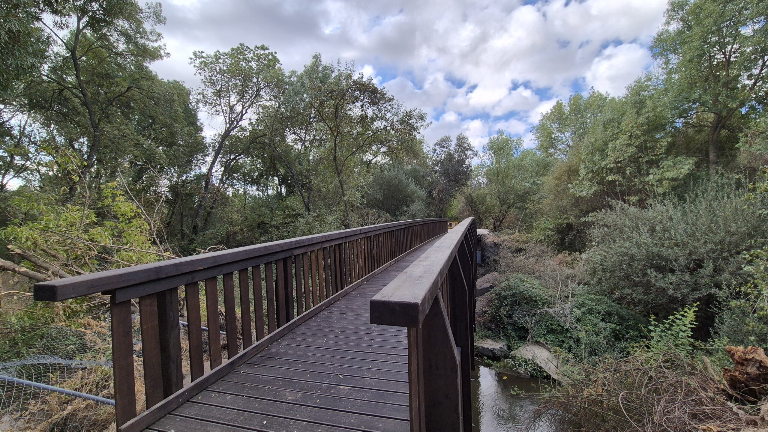Pasarela de madera sobre el río Aulencia.
