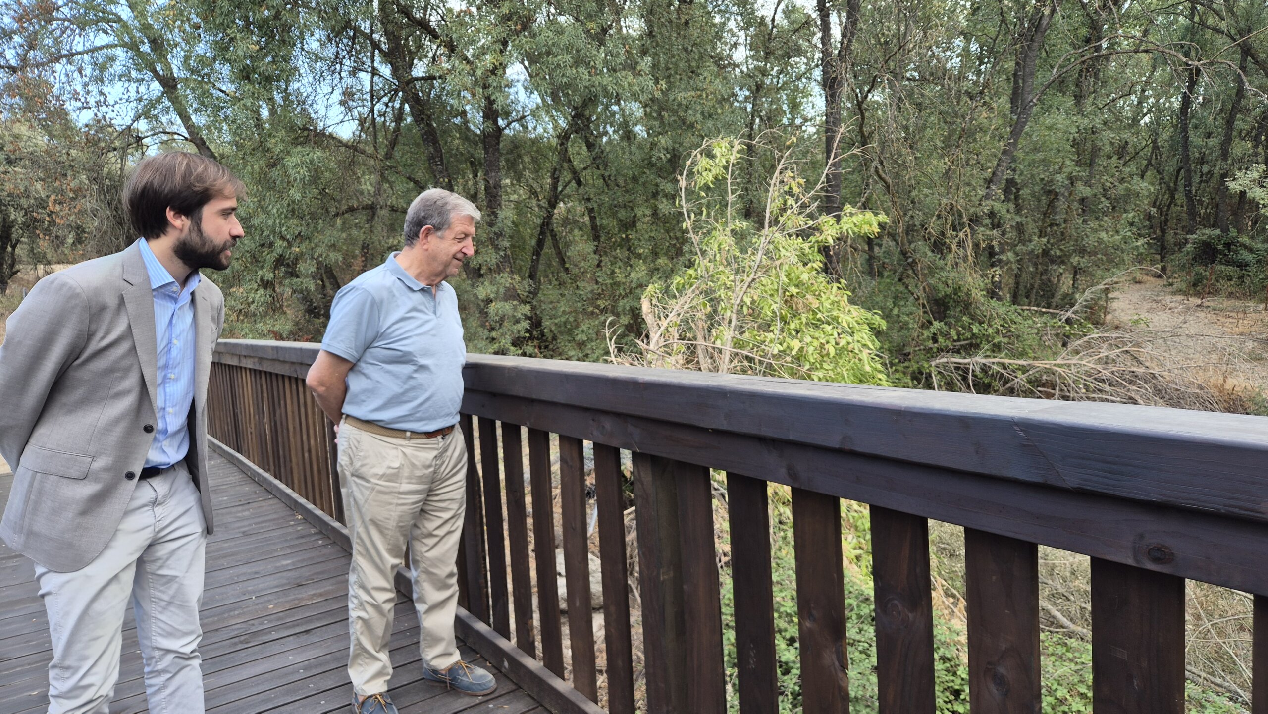 El alcalde y el concejal de Obras durante la visita a la pasarela sobre el río Aulencia.