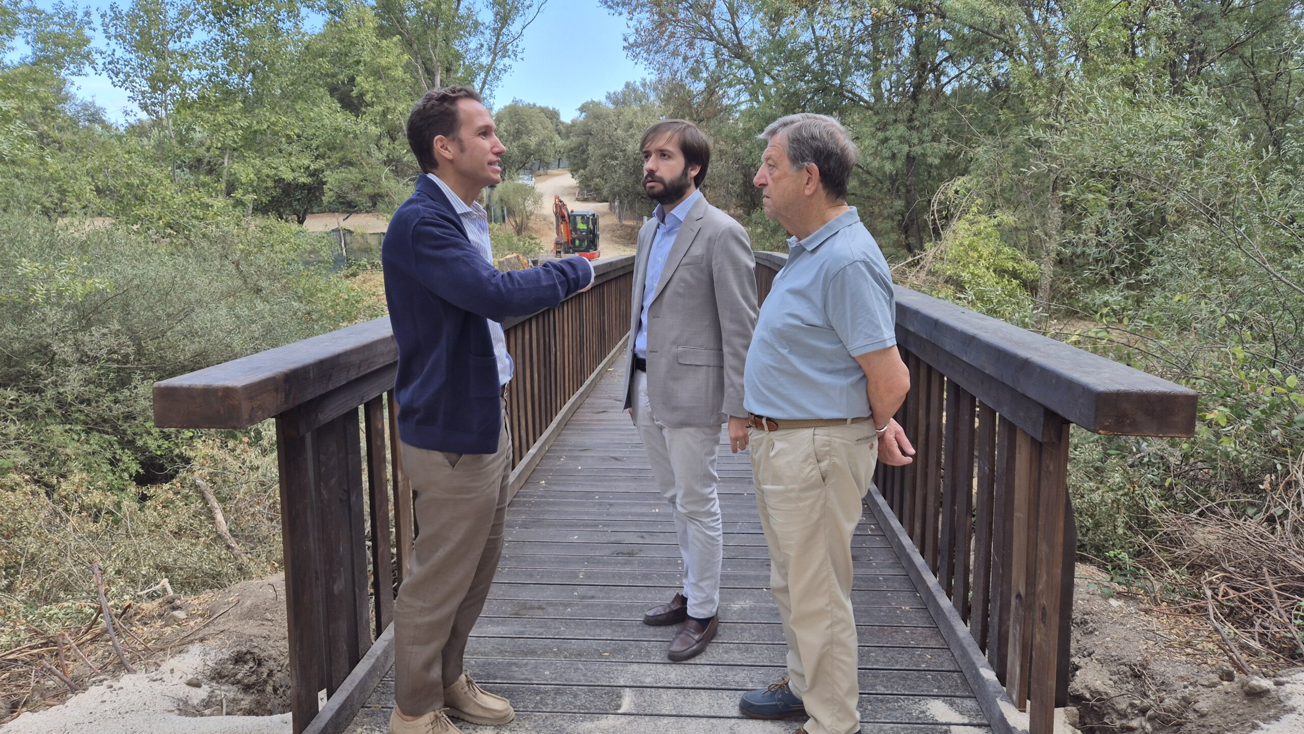 El alcalde, el concejal de Obras y el Jefe de Infraestructuras y Edificación en la pasarela sobre el río Aulencia.