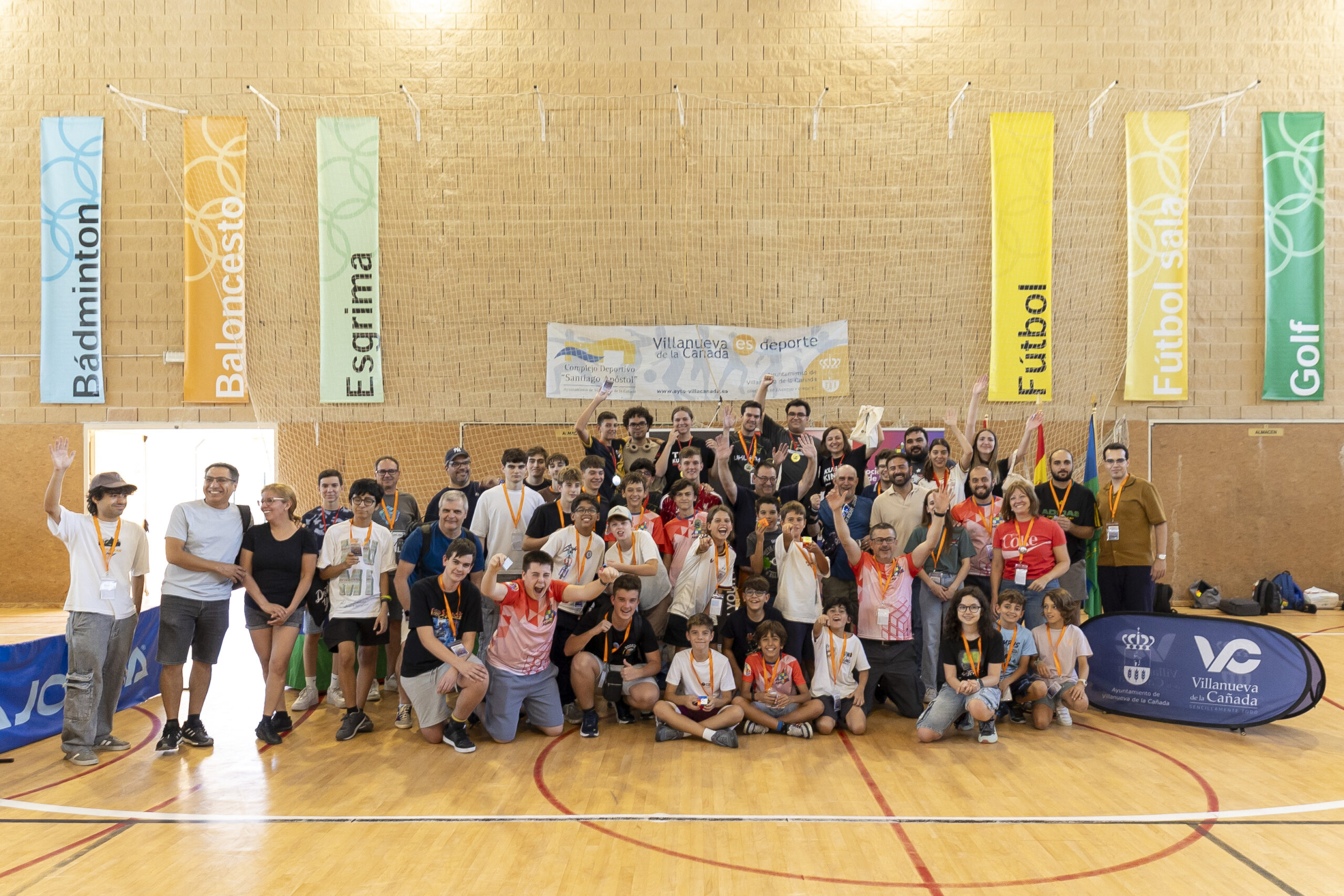 Foto de grupo de los participantes en el Villanueva de la Cañada Open de Rubik 2026.